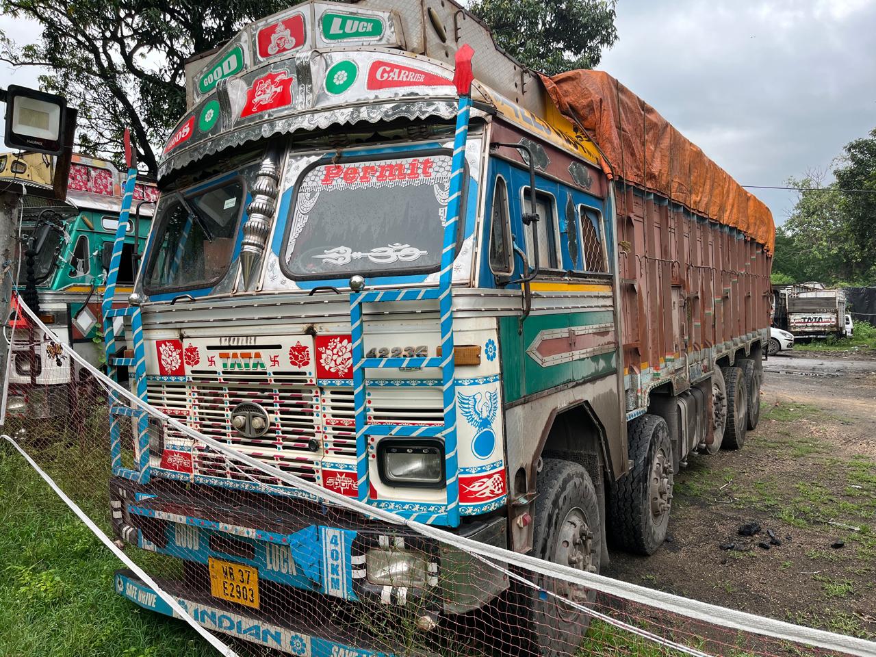 मांडू थाने में जब्त ट्रक मांडू थाने में जब्त ट्रक