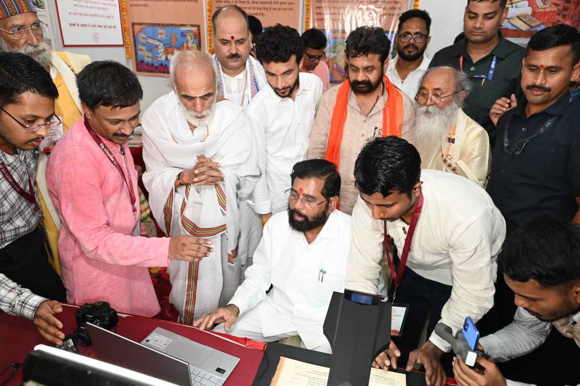 शास्त्र संग्रहालय एवं अनुसंधान केंद्र के शुभारंभ अवसर पर महाराष्ट्र के उपमुख्यमंत्री एकनाथ शिंदे व अन्य शास्त्र संग्रहालय एवं अनुसंधान केंद्र के शुभारंभ अवसर पर महाराष्ट्र के उपमुख्यमंत्री एकनाथ शिंदे व अन्य
