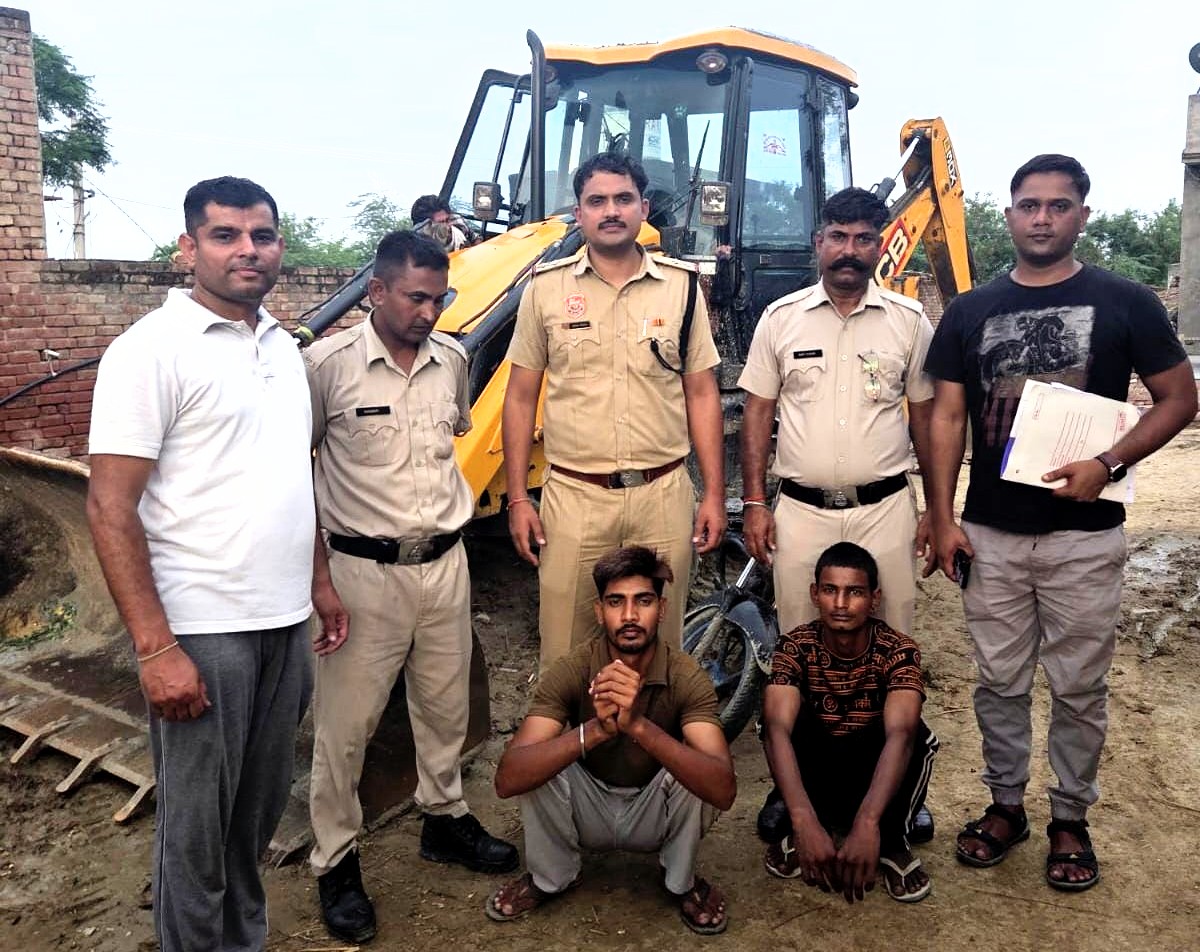 जेसीबी मशीन चुराने वाले आरोपी पुलिस हिरासत में जेसीबी मशीन चुराने वाले आरोपी पुलिस हिरासत में