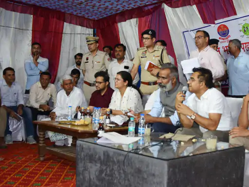 पलवल में रात्रि ठहराव के दौरान ग्रामीणों की समस्याएं सुनते हुए डीसी व अन्य अधिकारी। पलवल में रात्रि ठहराव के दौरान ग्रामीणों की समस्याएं सुनते हुए डीसी व अन्य अधिकारी।