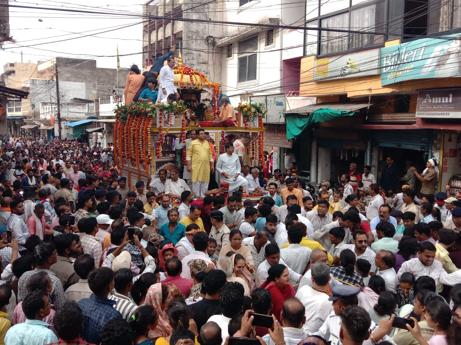 शहर में निकाली गई रथयात्रा।श्रध्दालुओं की लगी भीड़। शहर में निकाली गई रथयात्रा।श्रध्दालुओं की लगी भीड़।