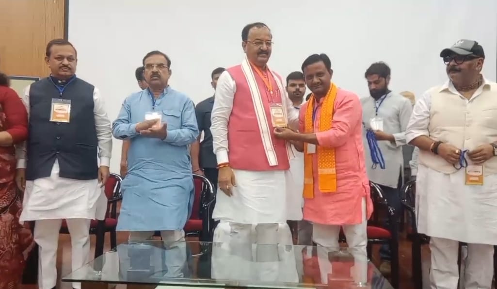 कार्यक्रम के दौरान उपमुख्यमंत्री केशव प्रसाद मौर्य का स्वागत करते कार्यकर्ता कार्यक्रम के दौरान उपमुख्यमंत्री केशव प्रसाद मौर्य का स्वागत करते कार्यकर्ता