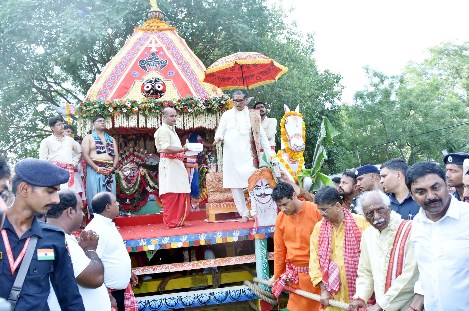 गुरुग्राम में शुक्रवार को भगवान जगन्नाथ रथ यात्रा में रथ खींचते राज्यपाल बंडारू दत्तात्रेय। गुरुग्राम में शुक्रवार को भगवान जगन्नाथ रथ यात्रा में रथ खींचते राज्यपाल बंडारू दत्तात्रेय।