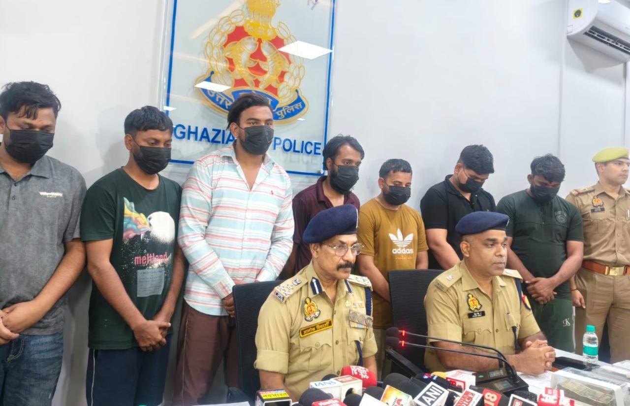 प्रेस वार्ता को सम्बोधित करते एडीसीपी प्रेस वार्ता को सम्बोधित करते एडीसीपी