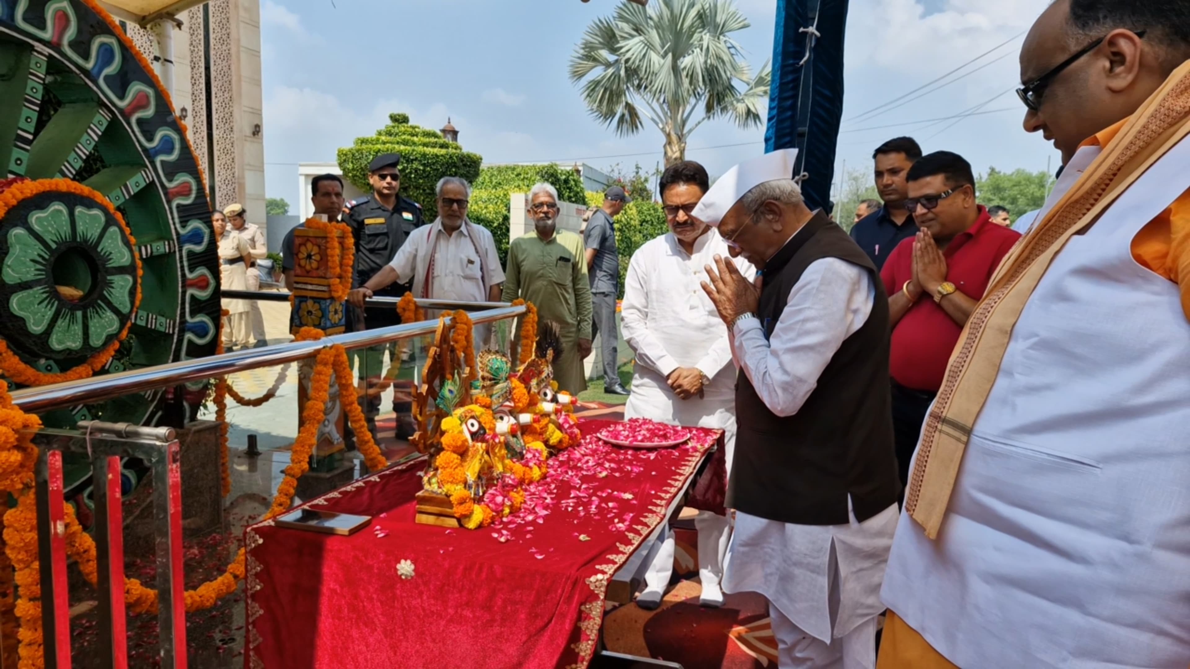 भगवान जगननाथ के रथ के पवित्र पहियों की पूजा अर्चना करते राजस्थान के राज्यपाल व अन्य लोग। भगवान जगननाथ के रथ के पवित्र पहियों की पूजा अर्चना करते राजस्थान के राज्यपाल व अन्य लोग।