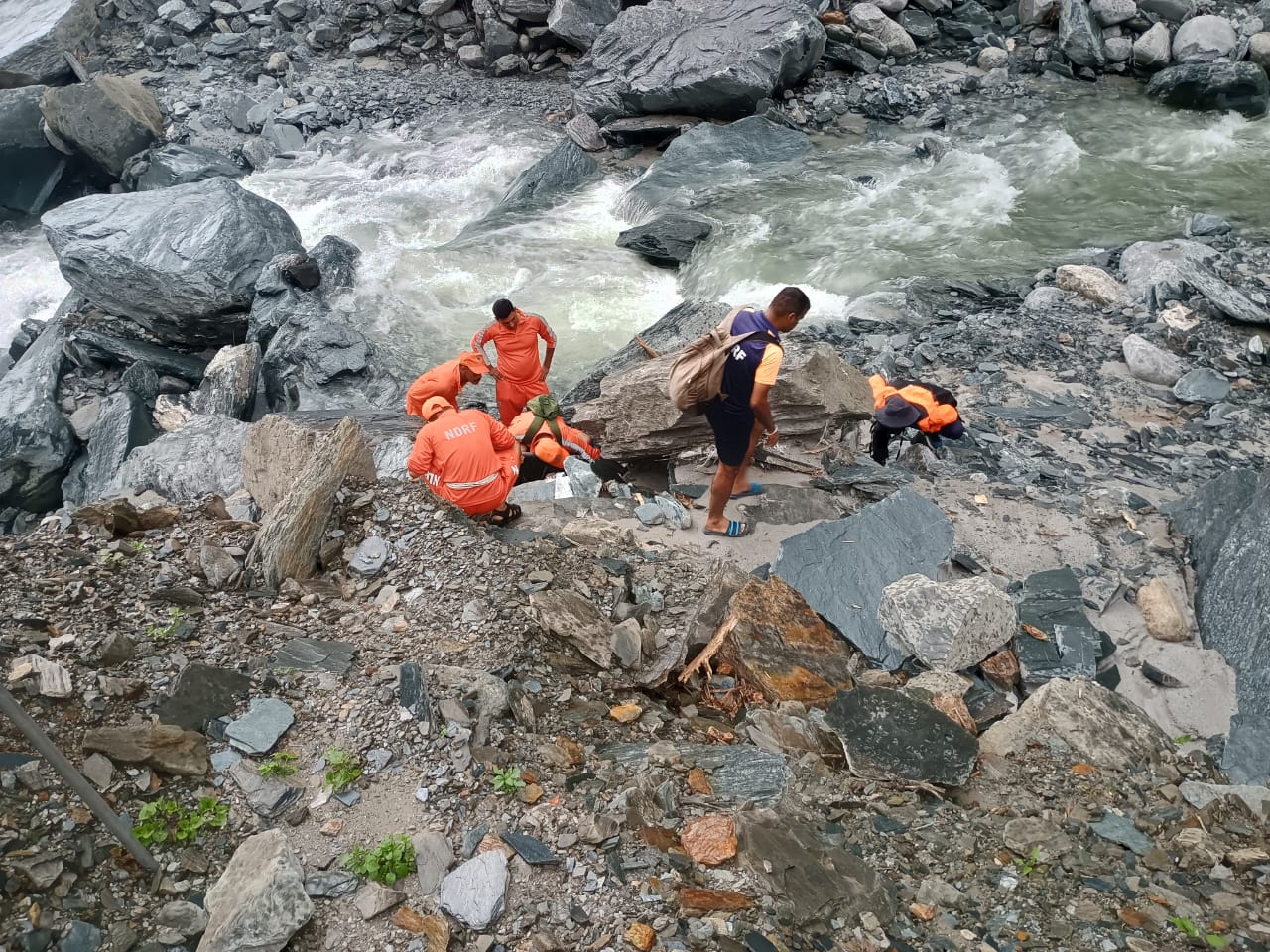 शवों की तलाश करते हुए राहत और बचावकर्मी। शवों की तलाश करते हुए राहत और बचावकर्मी।
