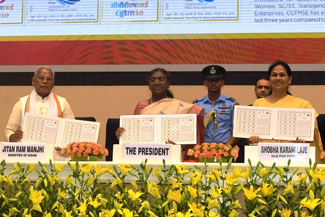 बांए से केंद्रीय एमएसएमई मंत्री जीतन राम मांझी, राष्ट्रपति द्रौपदी मुर्मु और राज्य मंत्री शोभा करंदलाजे शुक्रवार को विज्ञान भवन में बांए से केंद्रीय एमएसएमई मंत्री जीतन राम मांझी, राष्ट्रपति द्रौपदी मुर्मु और राज्य मंत्री शोभा करंदलाजे शुक्रवार को विज्ञान भवन में