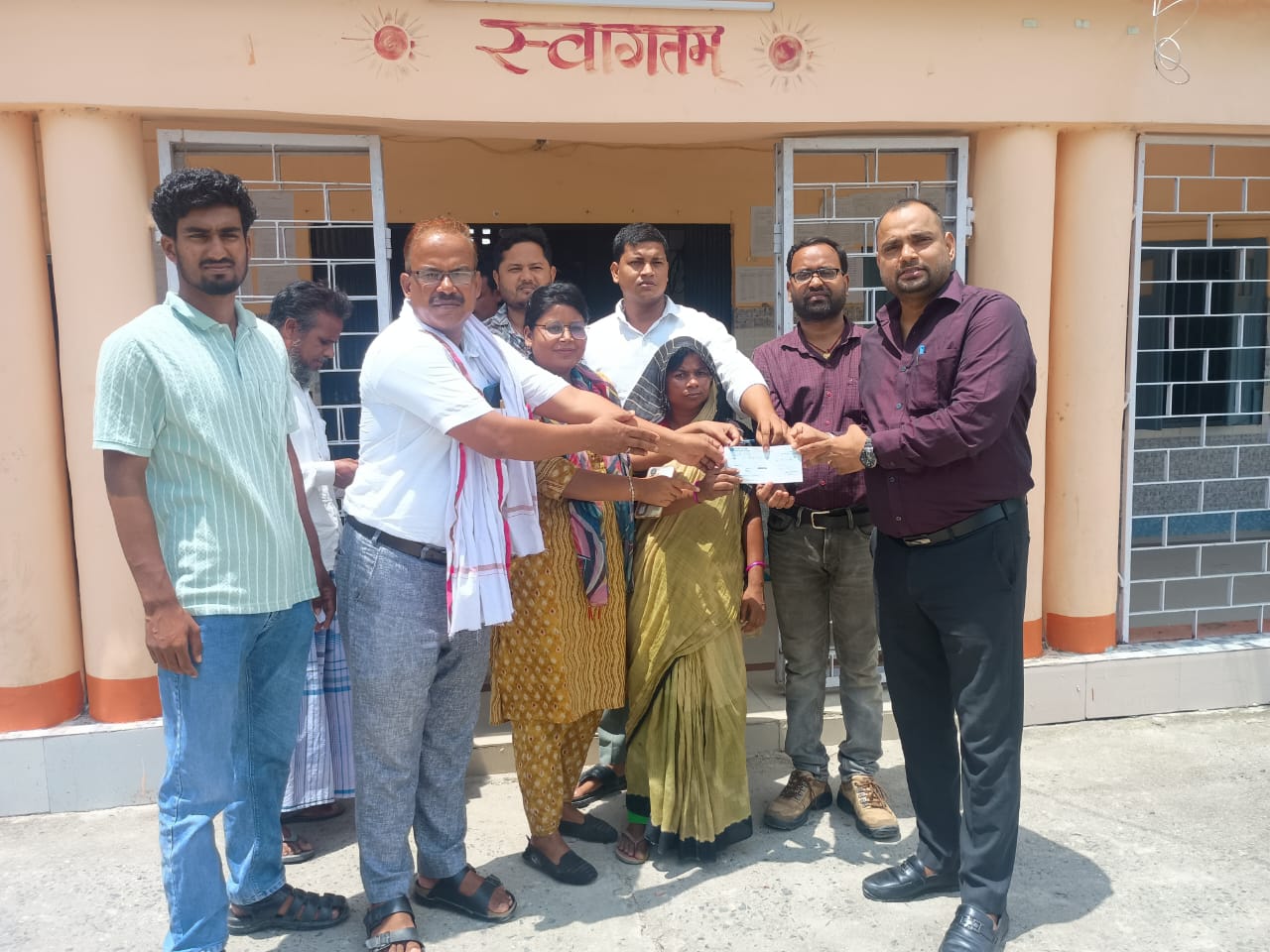 राशि देते अधिकारी गण राशि देते अधिकारी गण