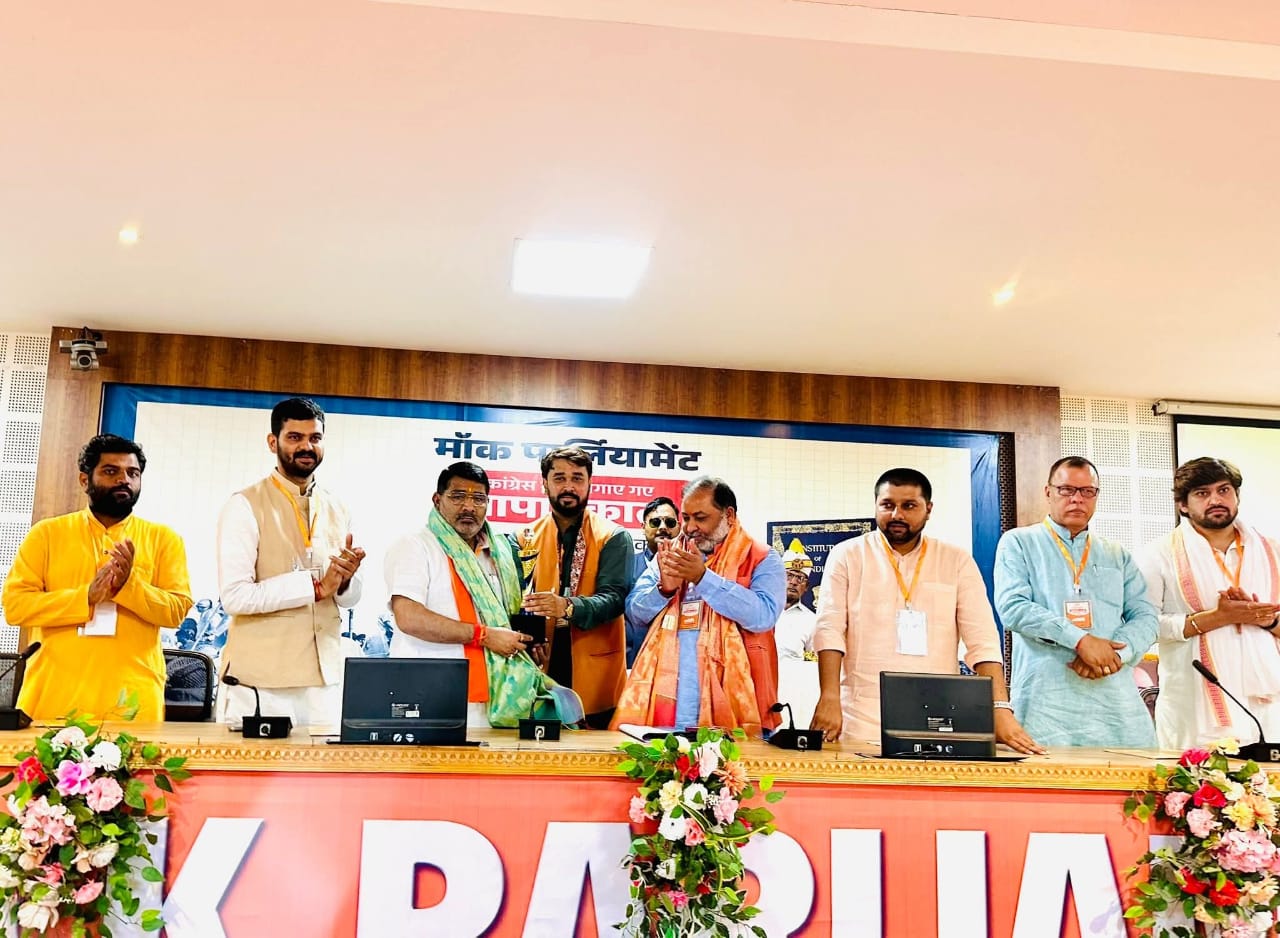 तत्कालीन प्रधानमंत्री इंदिरा गांधी ने आपातकाल लगाकर संविधान को किया कलंकित: सहजानंद राय तत्कालीन प्रधानमंत्री इंदिरा गांधी ने आपातकाल लगाकर संविधान को किया कलंकित: सहजानंद राय