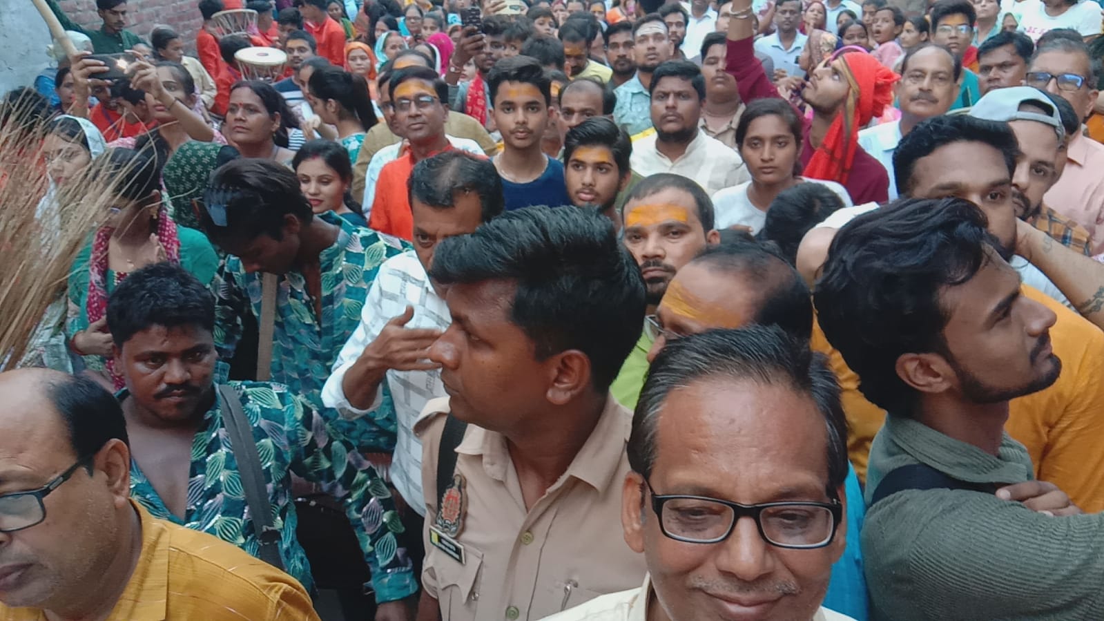 भगवान जगन्नाथ जी की शोभायात्रा में शामिल भक्त भगवान जगन्नाथ जी की शोभायात्रा में शामिल भक्त