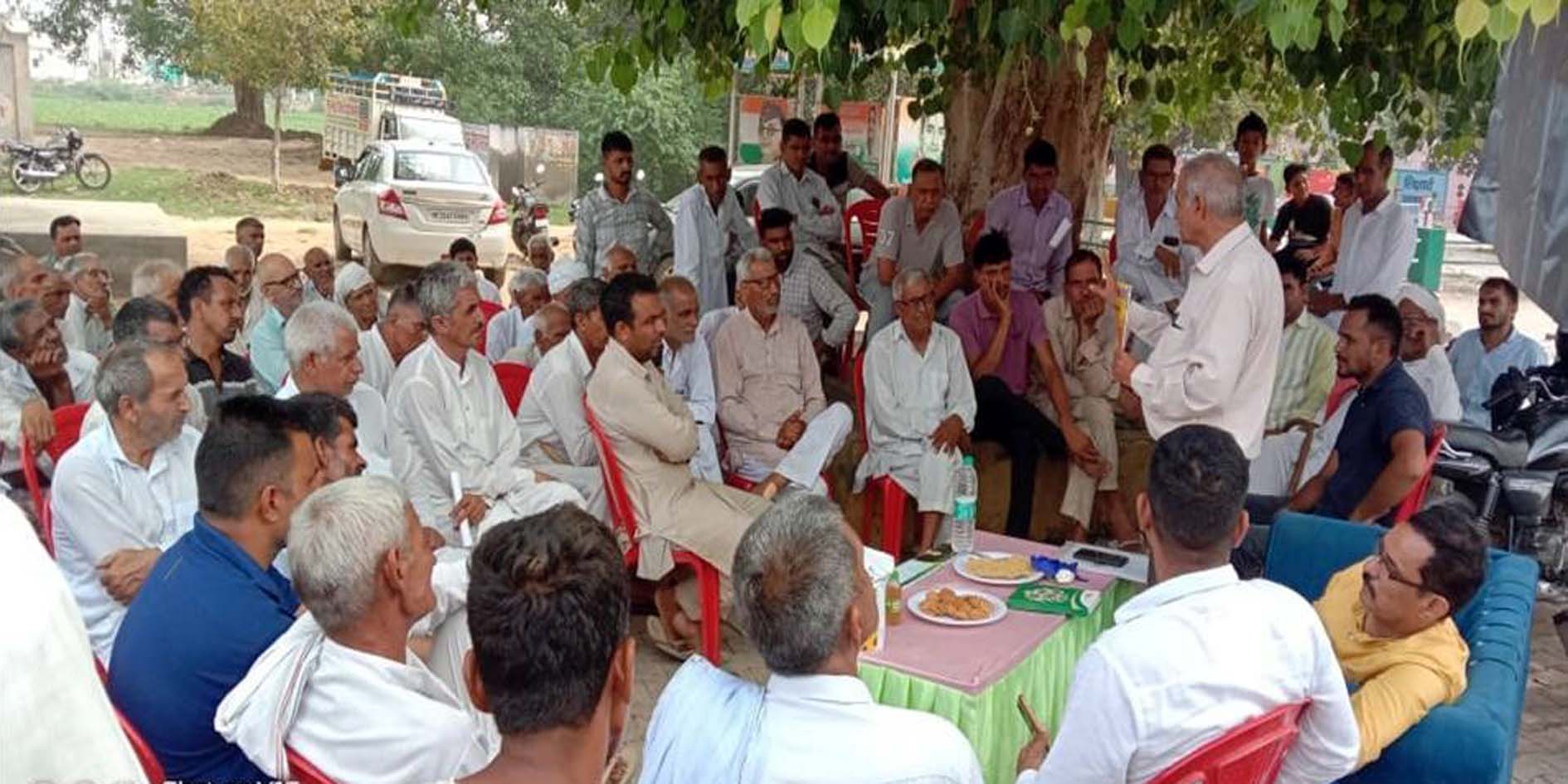 किसानों को जानकारी देते कृषि विशेषज्ञ।