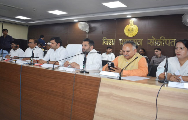 सोनीपत: युवा अधिकारिता एवं उद्यमिता राज्यमंत्री कष्ट निवारण समिति के अध्यक्ष गौरव गौतम सुनवाई करते हुए सोनीपत: युवा अधिकारिता एवं उद्यमिता राज्यमंत्री कष्ट निवारण समिति के अध्यक्ष गौरव गौतम सुनवाई करते हुए