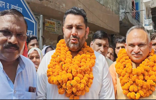 सोनीपत: विधायक निखिल मदान और नगर निगम मेयर राजीव जैन का स्वागत करते हुए शहरवासी। सोनीपत: विधायक निखिल मदान और नगर निगम मेयर राजीव जैन का स्वागत करते हुए शहरवासी।