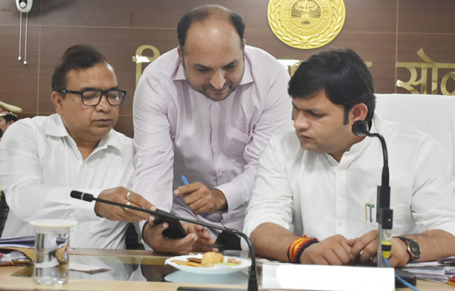 सोनीपत: युवा अधिकारिता एवं उद्यमिता राज्यमंत्री कष्ट निवारण समिति के अध्यक्ष गौरव गौतम सुनवाई करते हुए सोनीपत: युवा अधिकारिता एवं उद्यमिता राज्यमंत्री कष्ट निवारण समिति के अध्यक्ष गौरव गौतम सुनवाई करते हुए