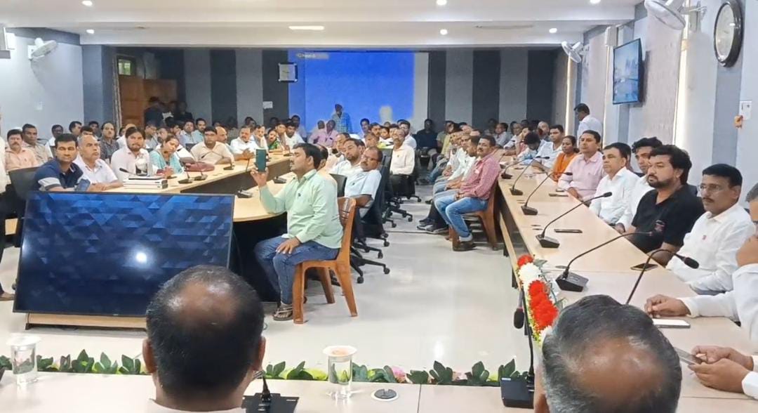 कार्यक्रम में शामिल अधिकारी और कर्मचारी