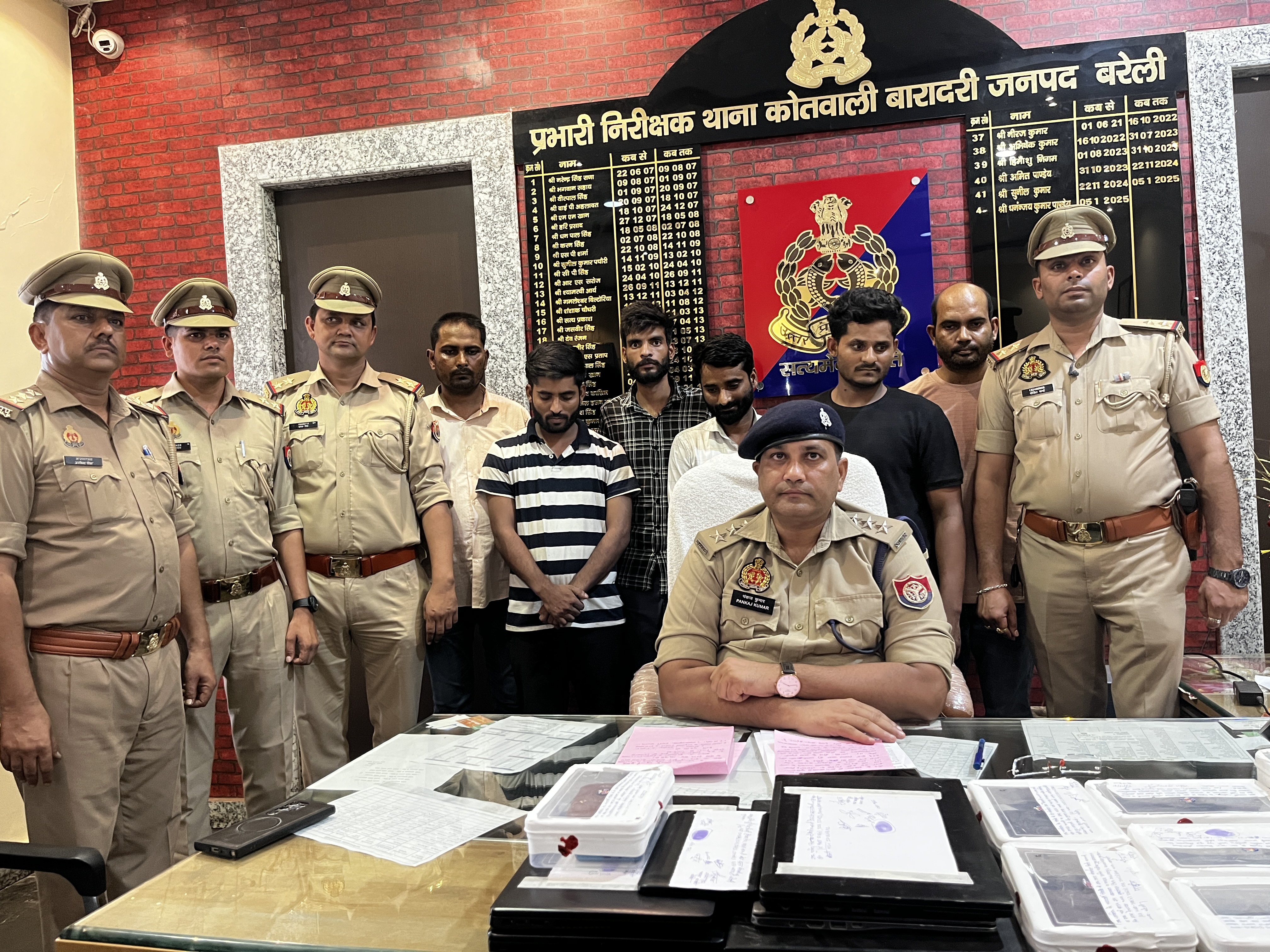 गिरफ्तार आरोपी और बरामद सामान के साथ पुलिस टीम गिरफ्तार आरोपी और बरामद सामान के साथ पुलिस टीम