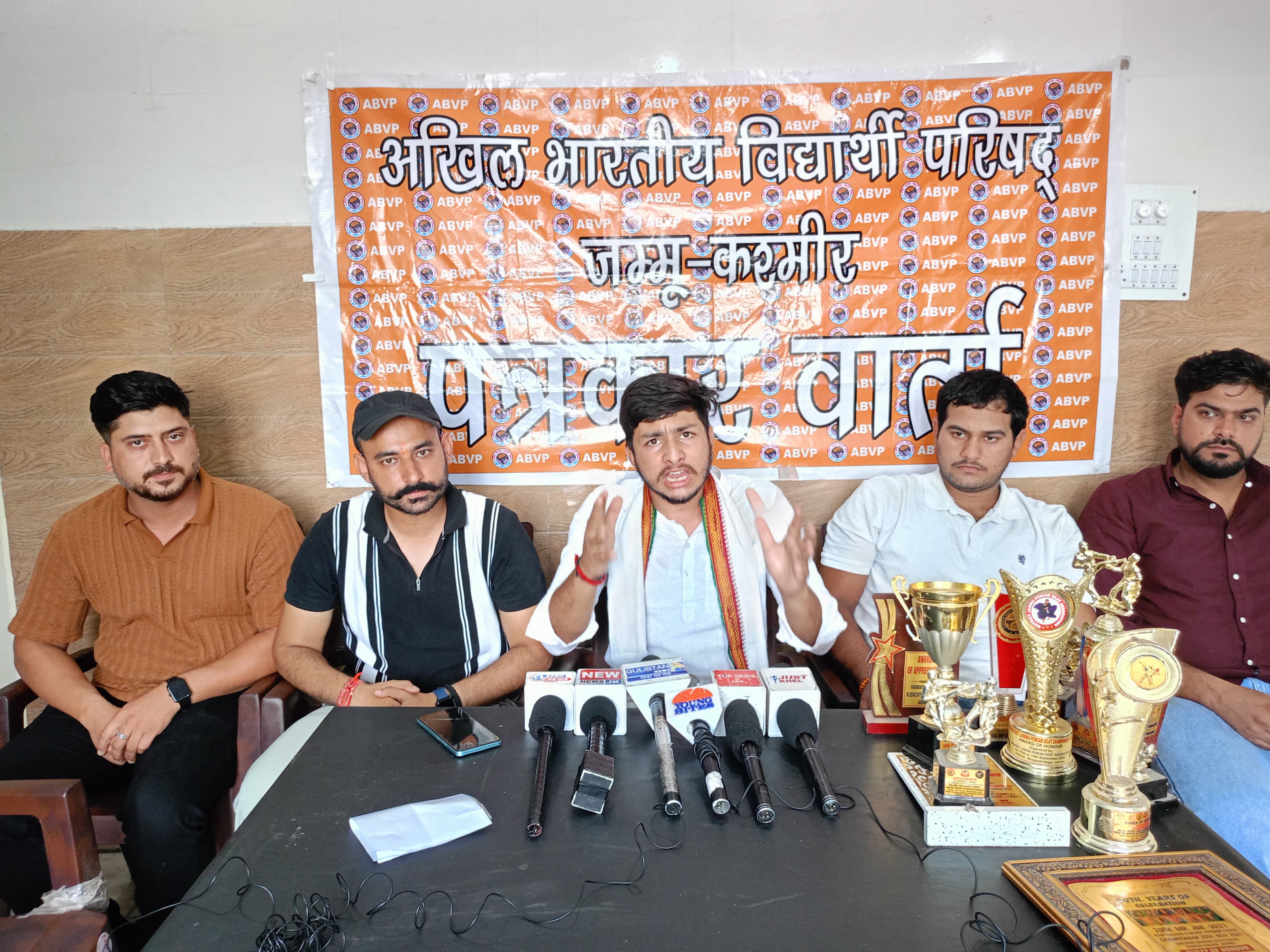 एबीवीपी जम्मू कश्मीर ने 225 उत्कृष्ट खिलाड़ियों की गैर-राजपत्रित सूची और नियुक्तियों को जारी करने में देरी की कड़ी निंदा की है एबीवीपी जम्मू कश्मीर ने 225 उत्कृष्ट खिलाड़ियों की गैर-राजपत्रित सूची और नियुक्तियों को जारी करने में देरी की कड़ी निंदा की है