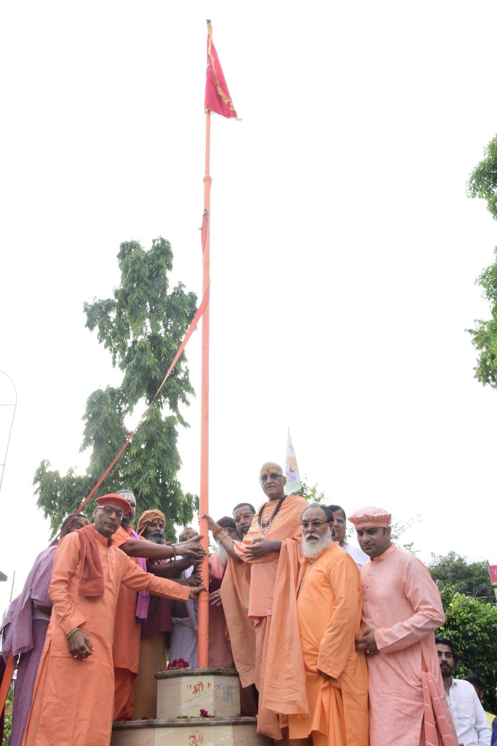 धर्मध्वजा स्थापना के साथ हरि शेवा उदासीन आश्रम में वर्सी उत्सव का उल्लासपूर्ण आयोजन धर्मध्वजा स्थापना के साथ हरि शेवा उदासीन आश्रम में वर्सी उत्सव का उल्लासपूर्ण आयोजन