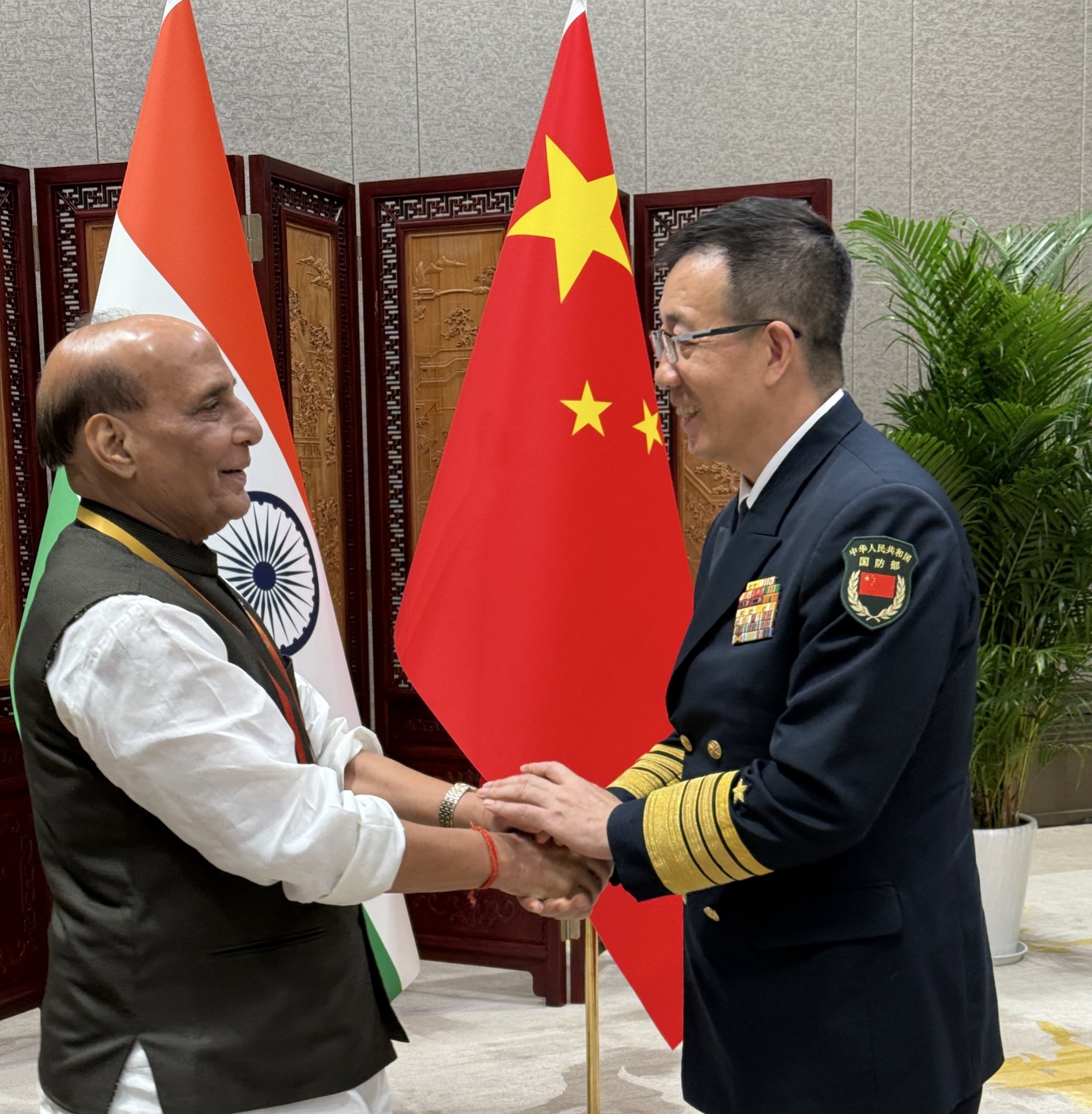 चीन के किंगदाओ में भारत के रक्षामंत्री राजनाथ सिंह और चीन के रक्षामंत्री एडमिरल डॉन जून ने मुलाकात के बाद फोटो खिंचवाया। फोटो-रक्षामंत्री राजनाथ सिंह के एक्स हैंडल से चीन के किंगदाओ में भारत के रक्षामंत्री राजनाथ सिंह और चीन के रक्षामंत्री एडमिरल डॉन जून ने मुलाकात के बाद फोटो खिंचवाया। फोटो-रक्षामंत्री राजनाथ सिंह के एक्स हैंडल से