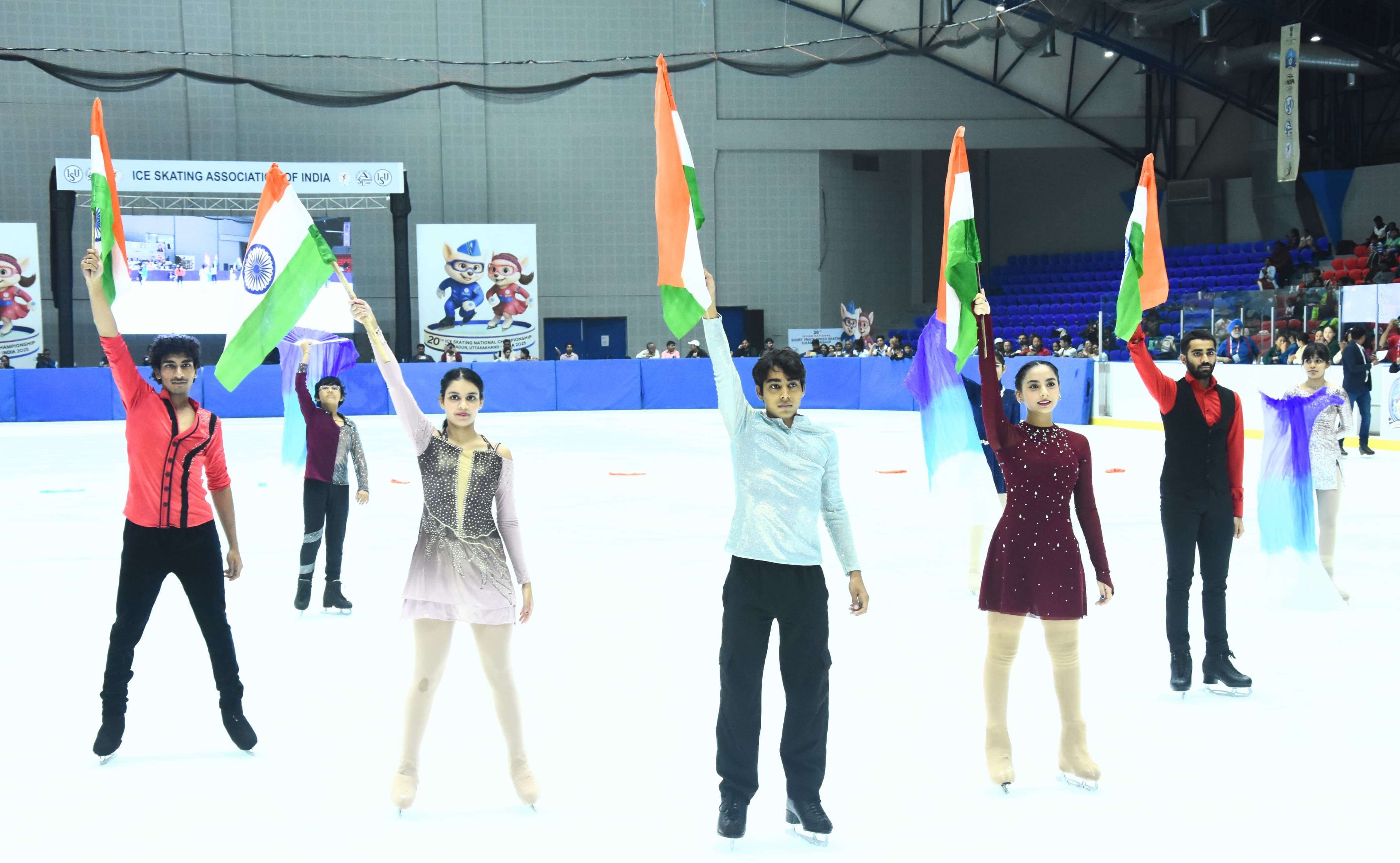 हाथों में तिरंगा लिए आइस स्केटिंग का प्रदर्शन करते खिलाड़ी । हाथों में तिरंगा लिए आइस स्केटिंग का प्रदर्शन करते खिलाड़ी ।