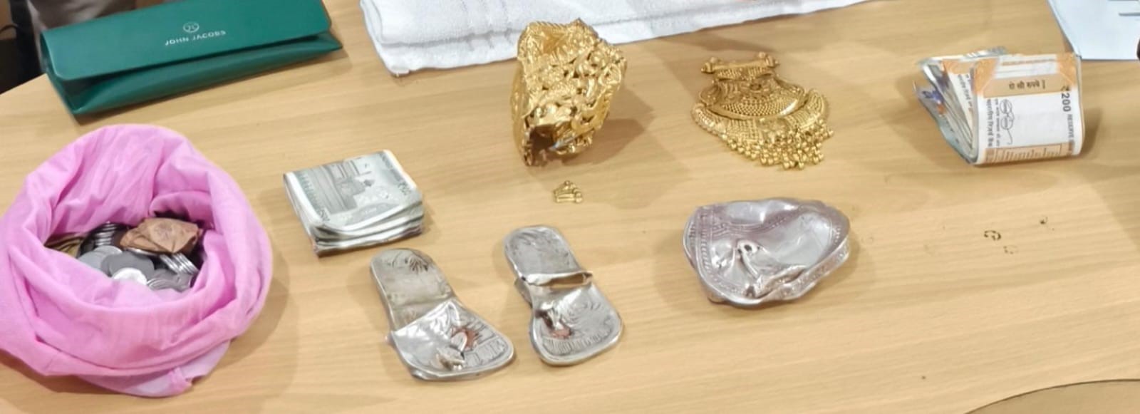 चोरों से जब्त मंदिरों के सामाग्री व नकदी रुपये।