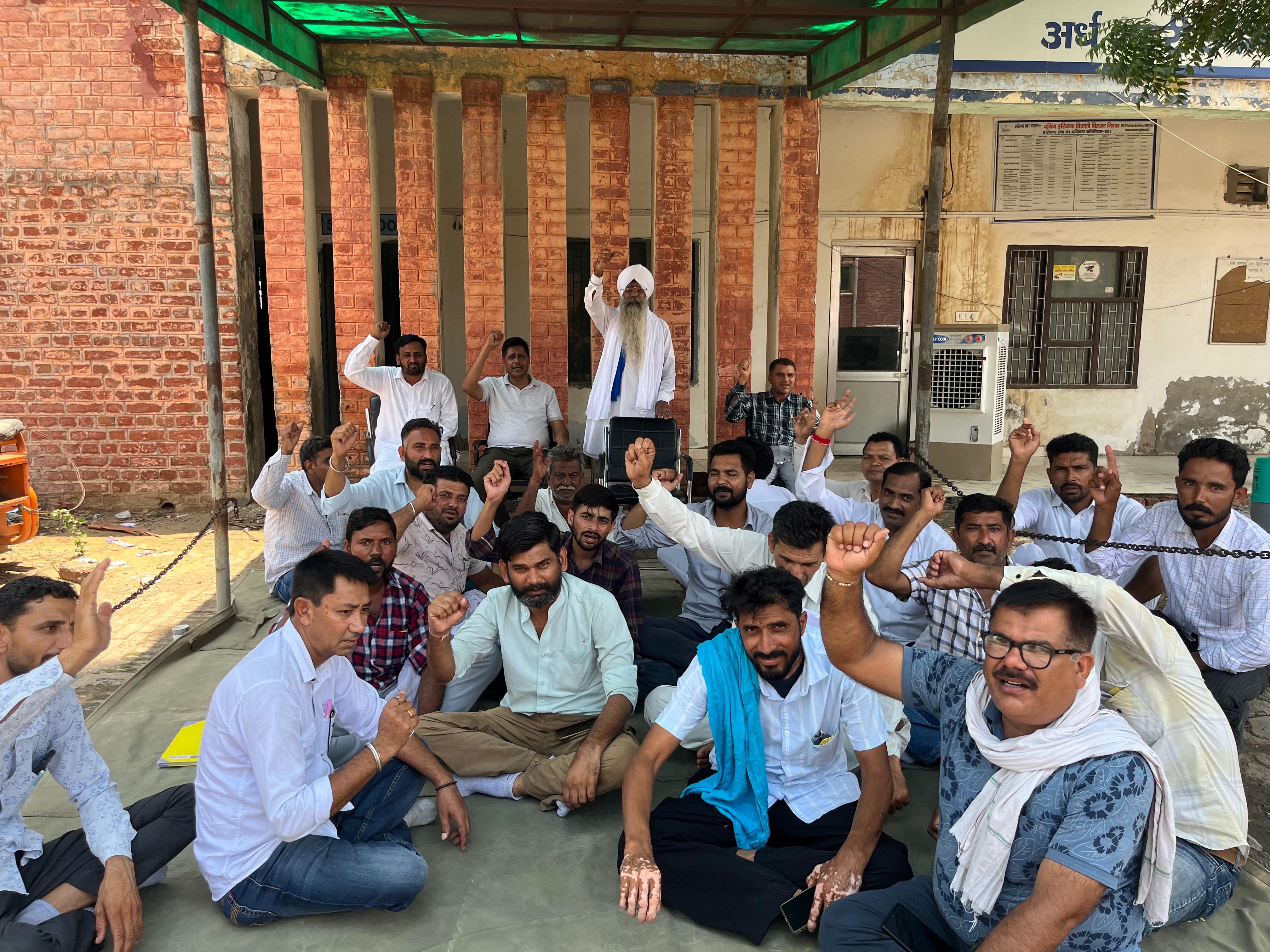 बैठक में सरकार के खिलाफ रोष जाहिर करते बिजली कर्मचारी। बैठक में सरकार के खिलाफ रोष जाहिर करते बिजली कर्मचारी।