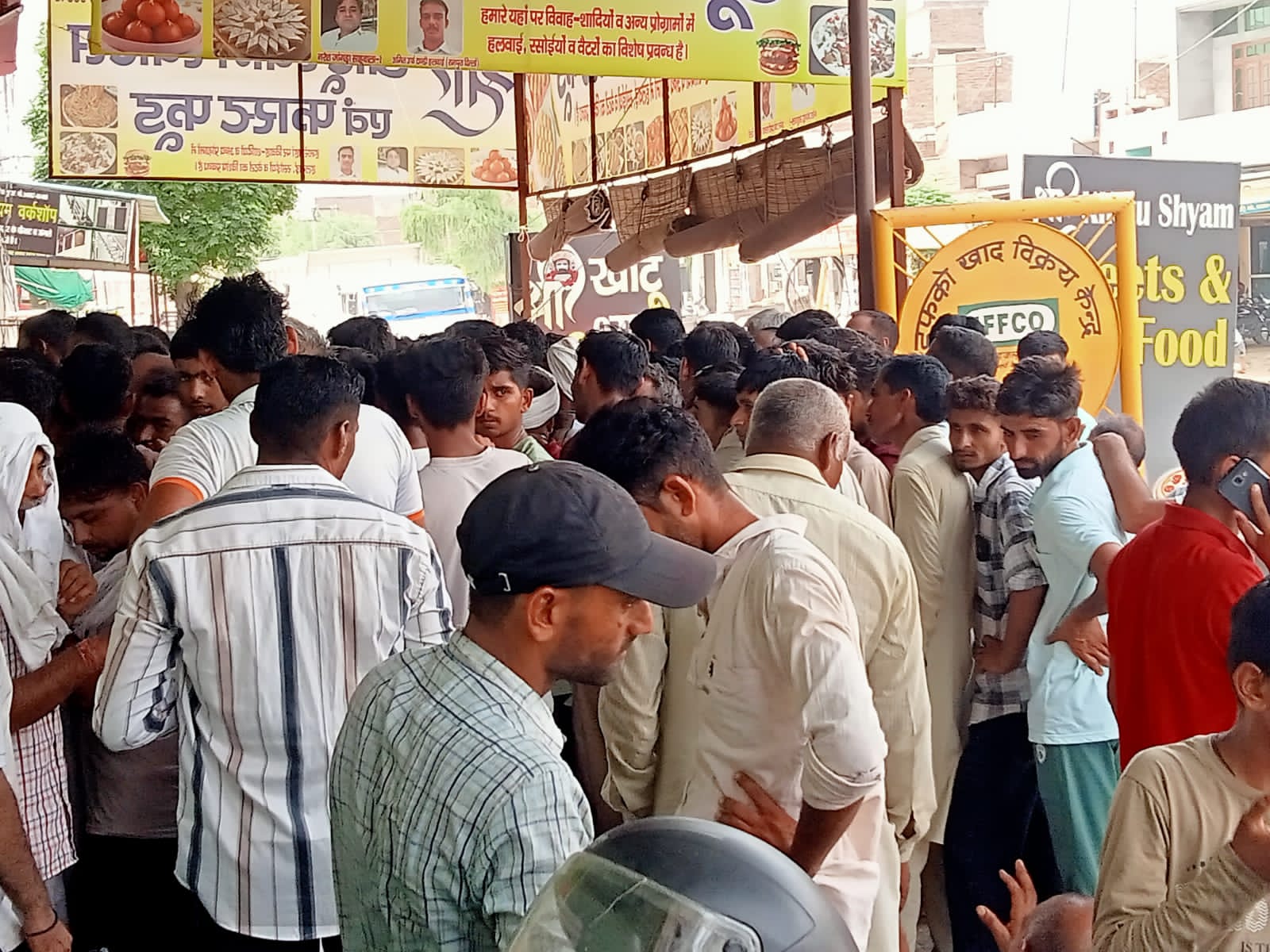 इफको केंद्र में खाद लेने पहुंची किसानों की भीड़। इफको केंद्र में खाद लेने पहुंची किसानों की भीड़।