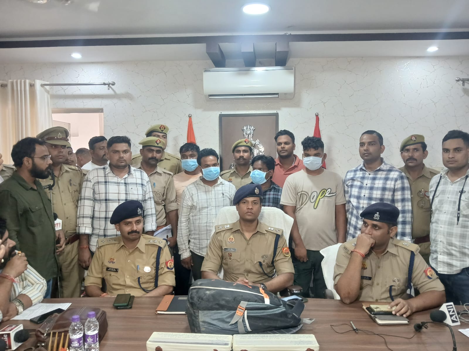 हत्या के मामले में फरार दाे भाई समेत चार गिरफ्तार हत्या के मामले में फरार दाे भाई समेत चार गिरफ्तार