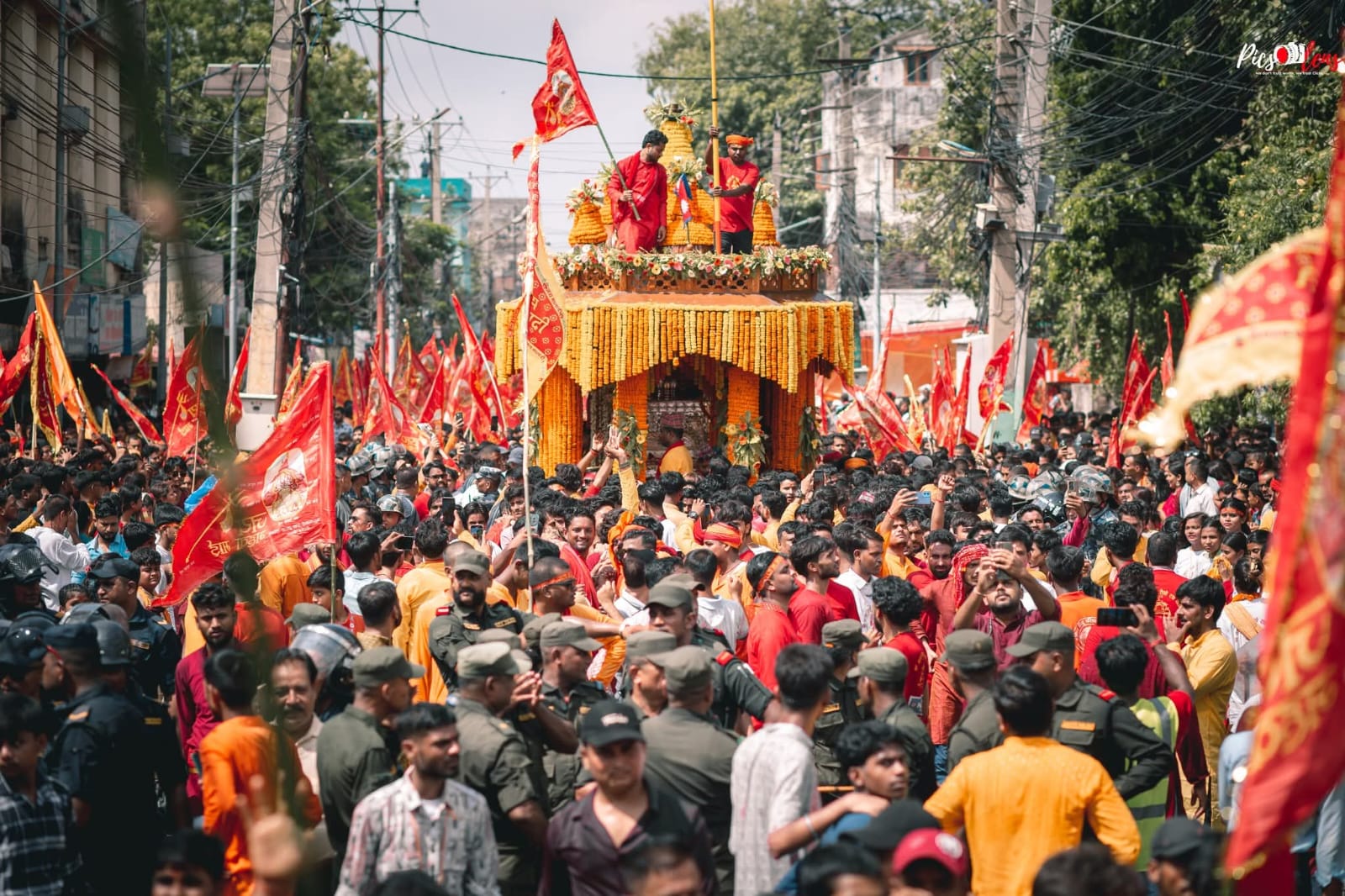 रथ यात्रा में भाग लेते श्रद्धालु रथ यात्रा में भाग लेते श्रद्धालु