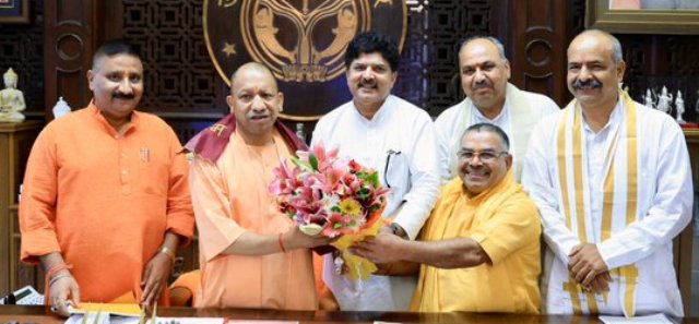 मुख्यमंत्री योगी आदित्यनाथ से मिलते गो-सेवा आयोग के पदाधिकारी मुख्यमंत्री योगी आदित्यनाथ से मिलते गो-सेवा आयोग के पदाधिकारी
