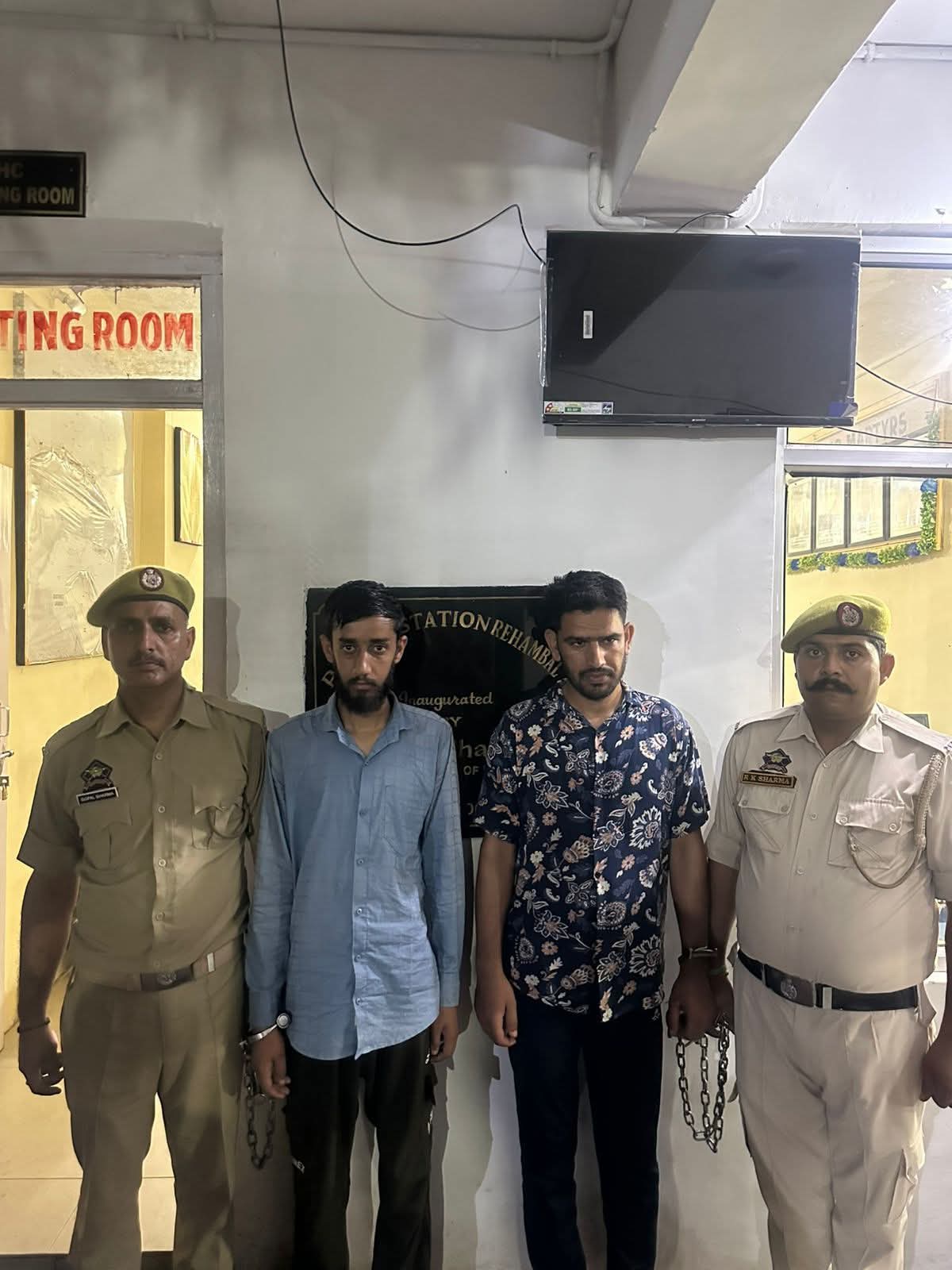 उधमपुर के रेहम्बल में पुलिस ने 02 कुख्यात ड्रग तस्करों को हेरोइन के साथ गिरफ्तार किया उधमपुर के रेहम्बल में पुलिस ने 02 कुख्यात ड्रग तस्करों को हेरोइन के साथ गिरफ्तार किया