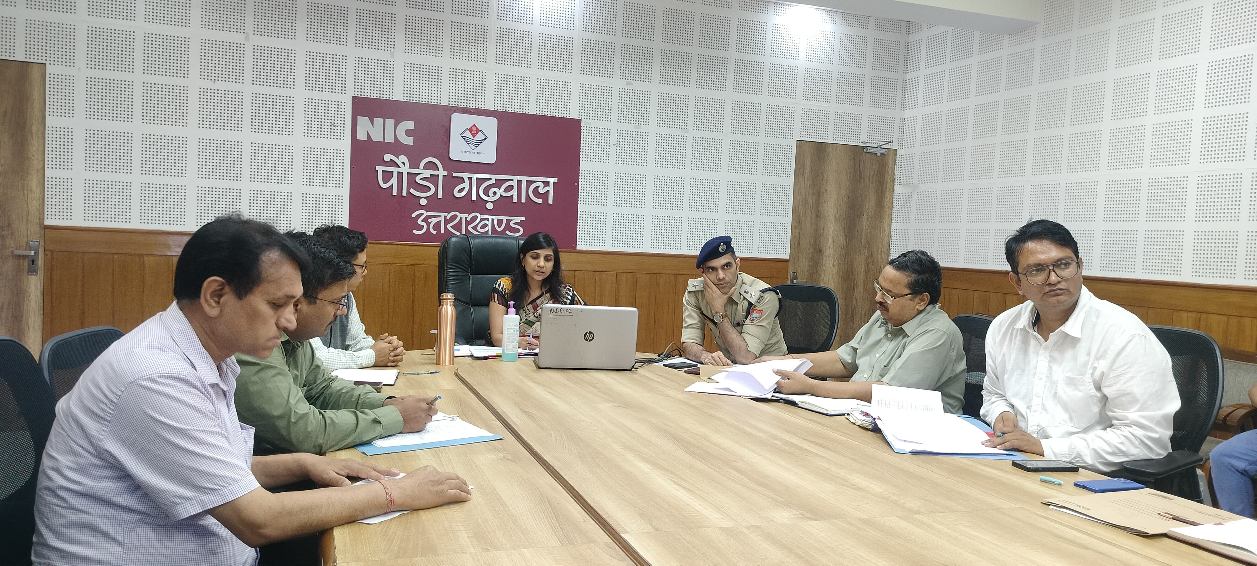 पौड़ी में कावड़ यात्रा को लेकर बैठक लेती डीएम पौड़ी में कावड़ यात्रा को लेकर बैठक लेती डीएम