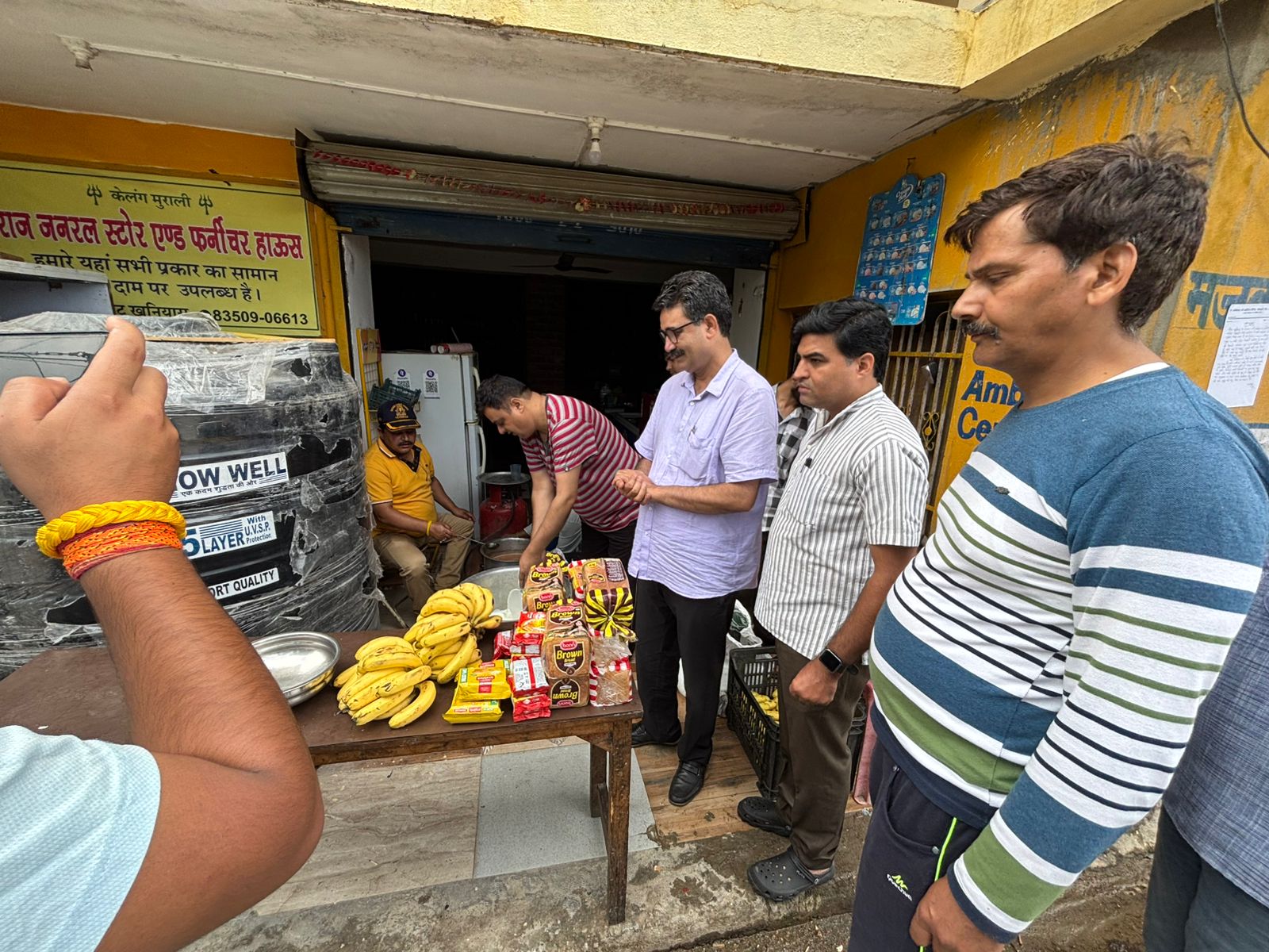 बाढ़ प्रभावितों को खाद्य सामग्री देने की तैयारी करते हुए आरएसएस के स्वयंसेवक।