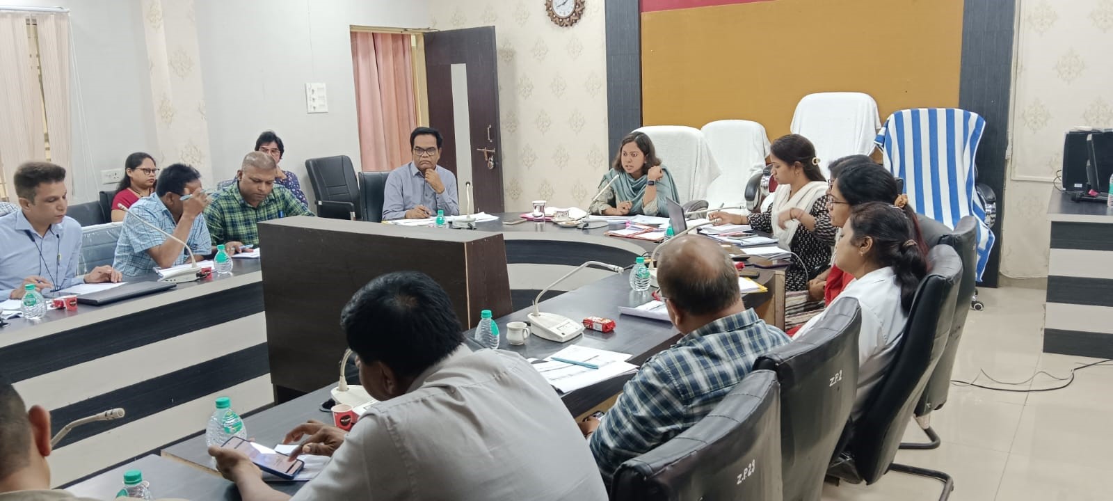 जिला पंचायत सीईओ रोमा श्रीवास्तव स्वास्थ्य विभाग के अधिकारियों की बैठक लेती हुई। जिला पंचायत सीईओ रोमा श्रीवास्तव स्वास्थ्य विभाग के अधिकारियों की बैठक लेती हुई।