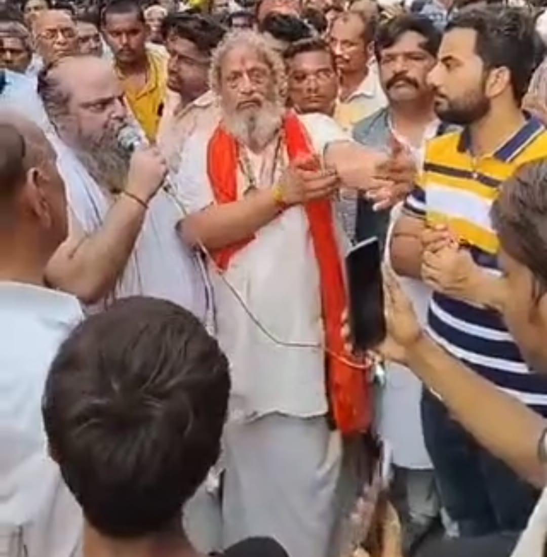 आत्मदाह का ऐलान करते पनकी मंदिर महंत आत्मदाह का ऐलान करते पनकी मंदिर महंत