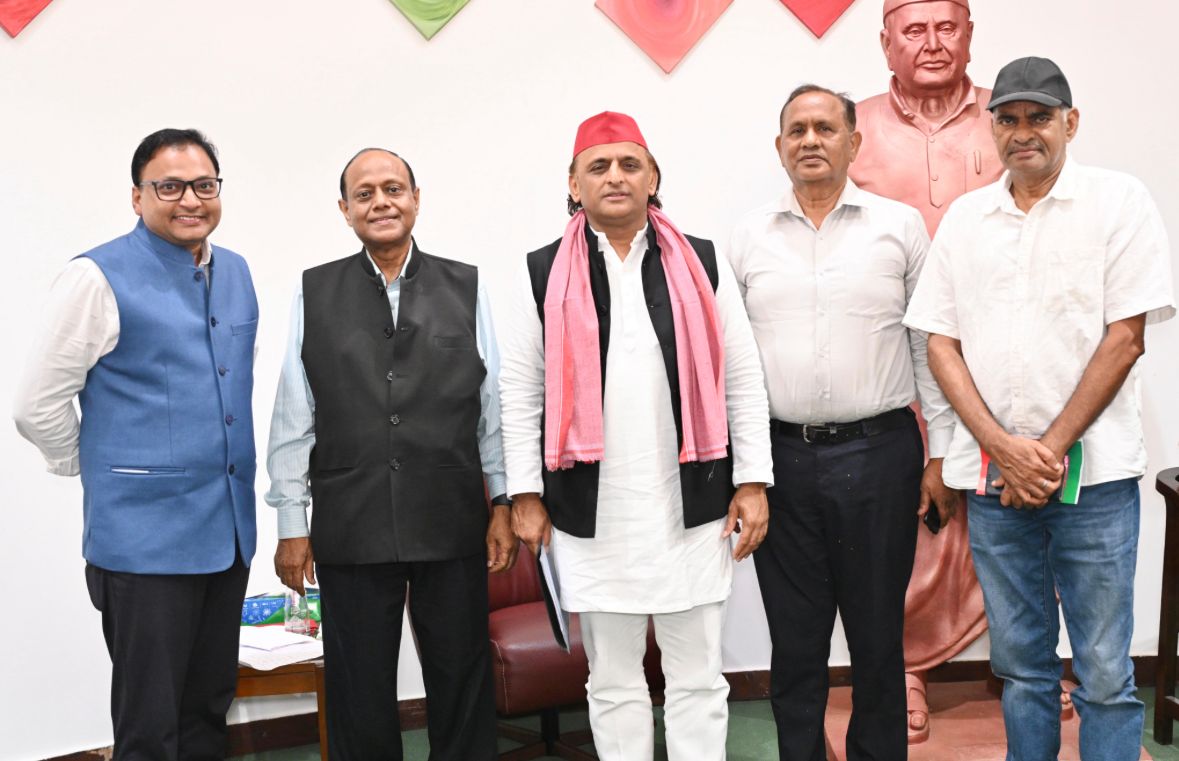 अखिलेश यादव से मिलते राजू बाबू सिंह अखिलेश यादव से मिलते राजू बाबू सिंह