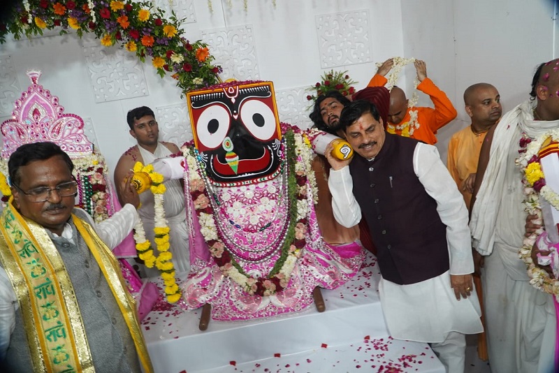 उज्जैनः भगवान जगन्नाथ की रथ यात्रा में शामिल हुए मुख्यमंत्री उज्जैनः भगवान जगन्नाथ की रथ यात्रा में शामिल हुए मुख्यमंत्री