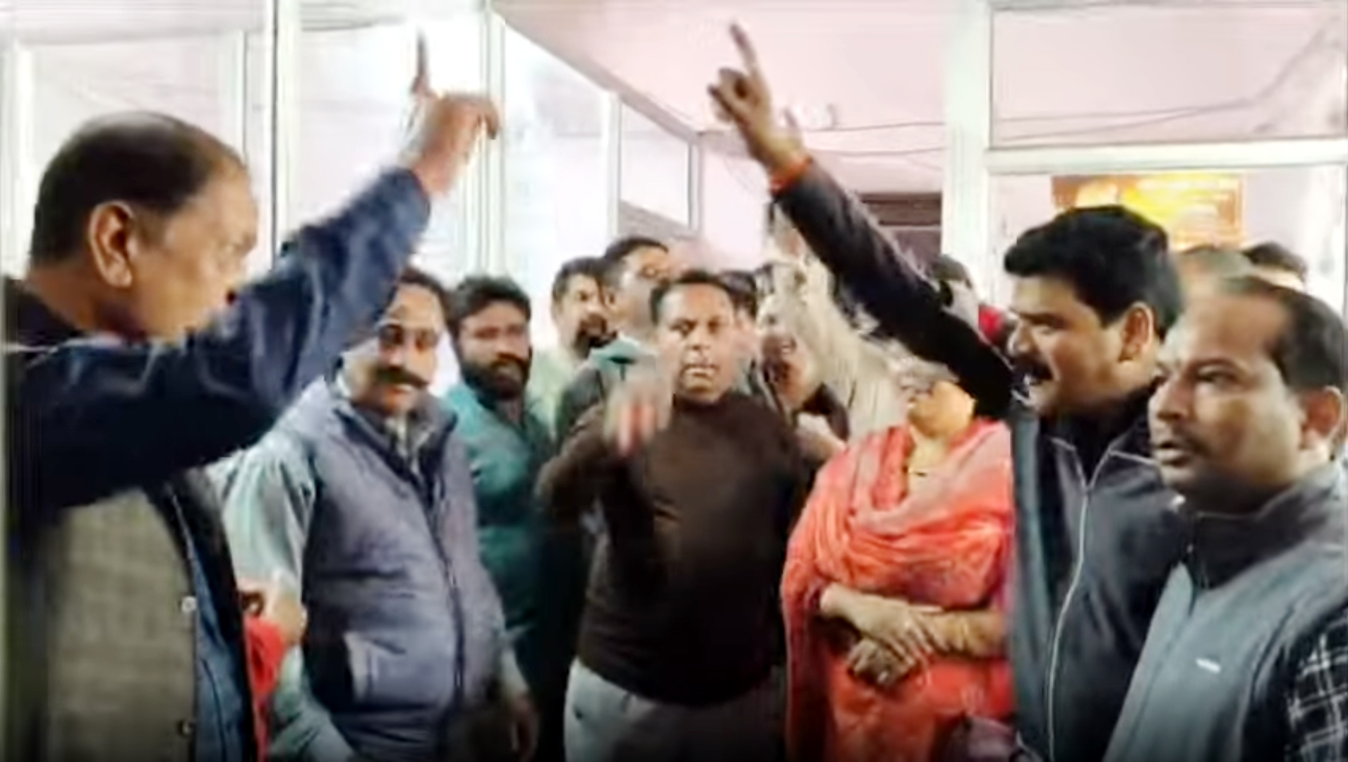 नगर पालिका बोर्ड के विरुद्ध नारेबाजी करते पालिका कर्मी। नगर पालिका बोर्ड के विरुद्ध नारेबाजी करते पालिका कर्मी।