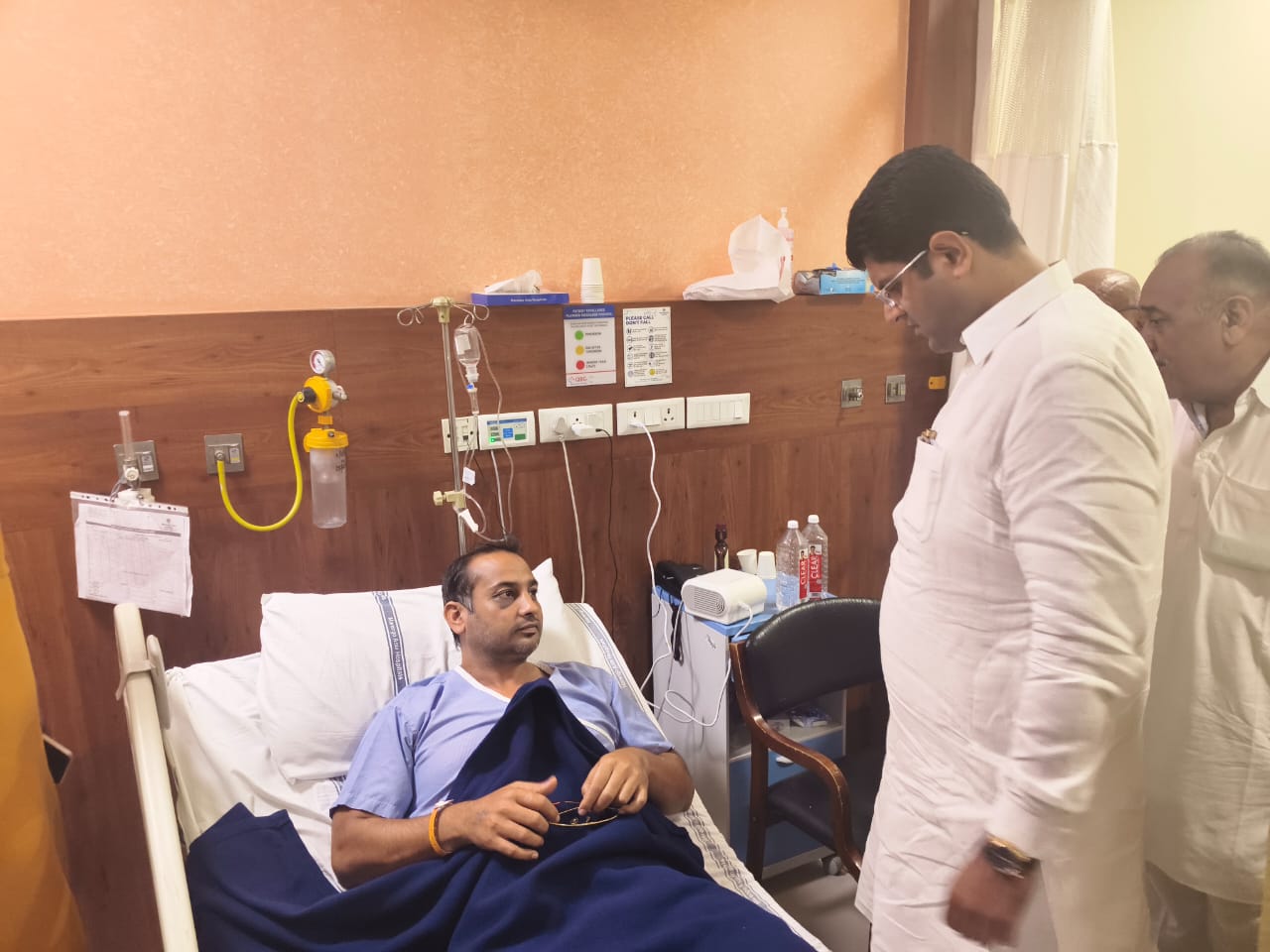 जेजेपी जिलाध्यक्ष से मुलाकात करते पूर्व उपमुख्यमंत्री दुष्यंत चौटाला जेजेपी जिलाध्यक्ष से मुलाकात करते पूर्व उपमुख्यमंत्री दुष्यंत चौटाला