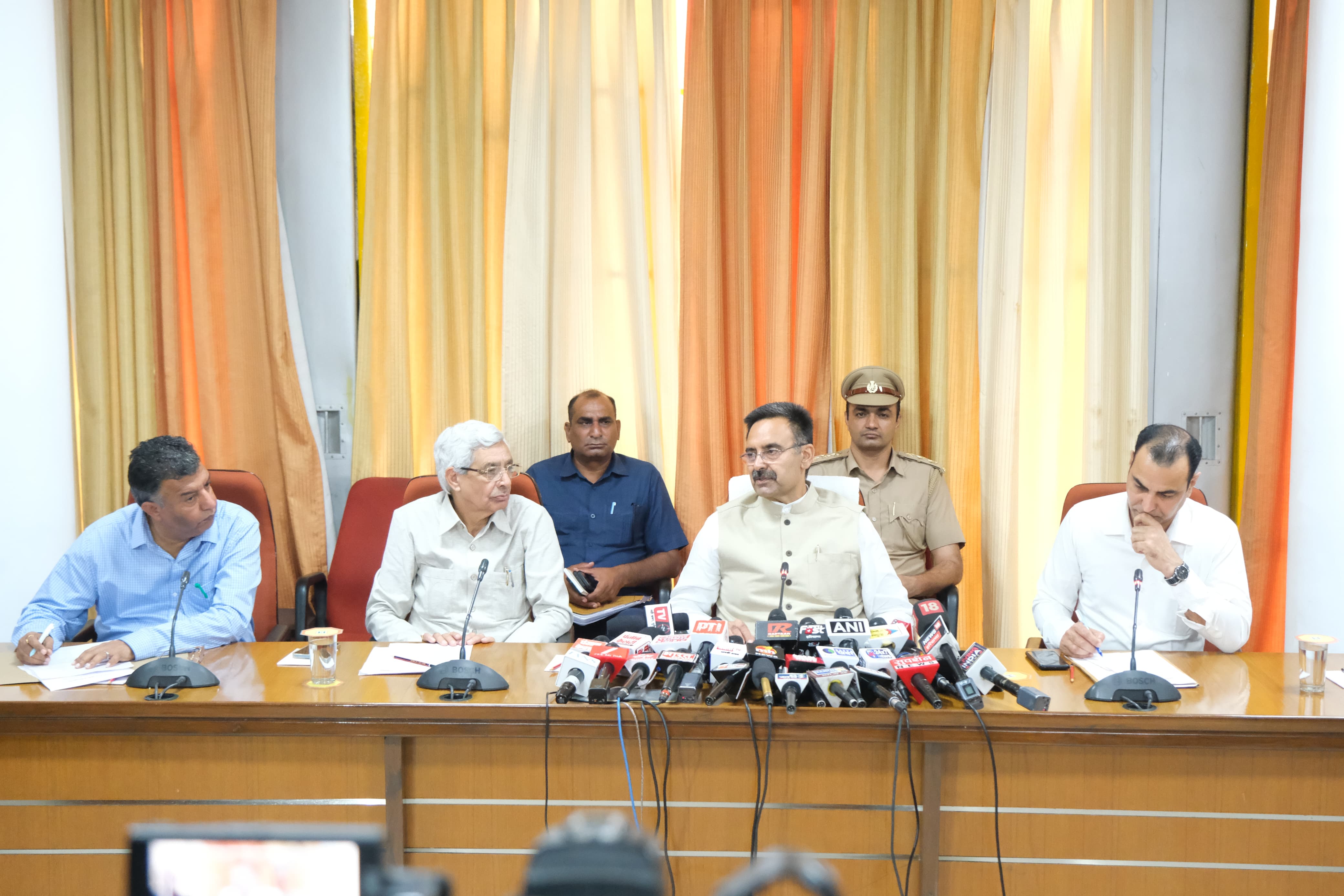 हरिणणा विधानसभा के स्पीकर हरविंद्र कल्याण पत्रकारों से बातचीत करते हुए हरिणणा विधानसभा के स्पीकर हरविंद्र कल्याण पत्रकारों से बातचीत करते हुए