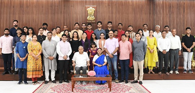 उपराष्ट्रपति जगदीप धनखड़ शुक्रवार को अपने आवास पर 'हरित विस्तारक' अभियान से जुड़े प्रतिनिधियों के साथ उपराष्ट्रपति जगदीप धनखड़ शुक्रवार को अपने आवास पर 'हरित विस्तारक' अभियान से जुड़े प्रतिनिधियों के साथ