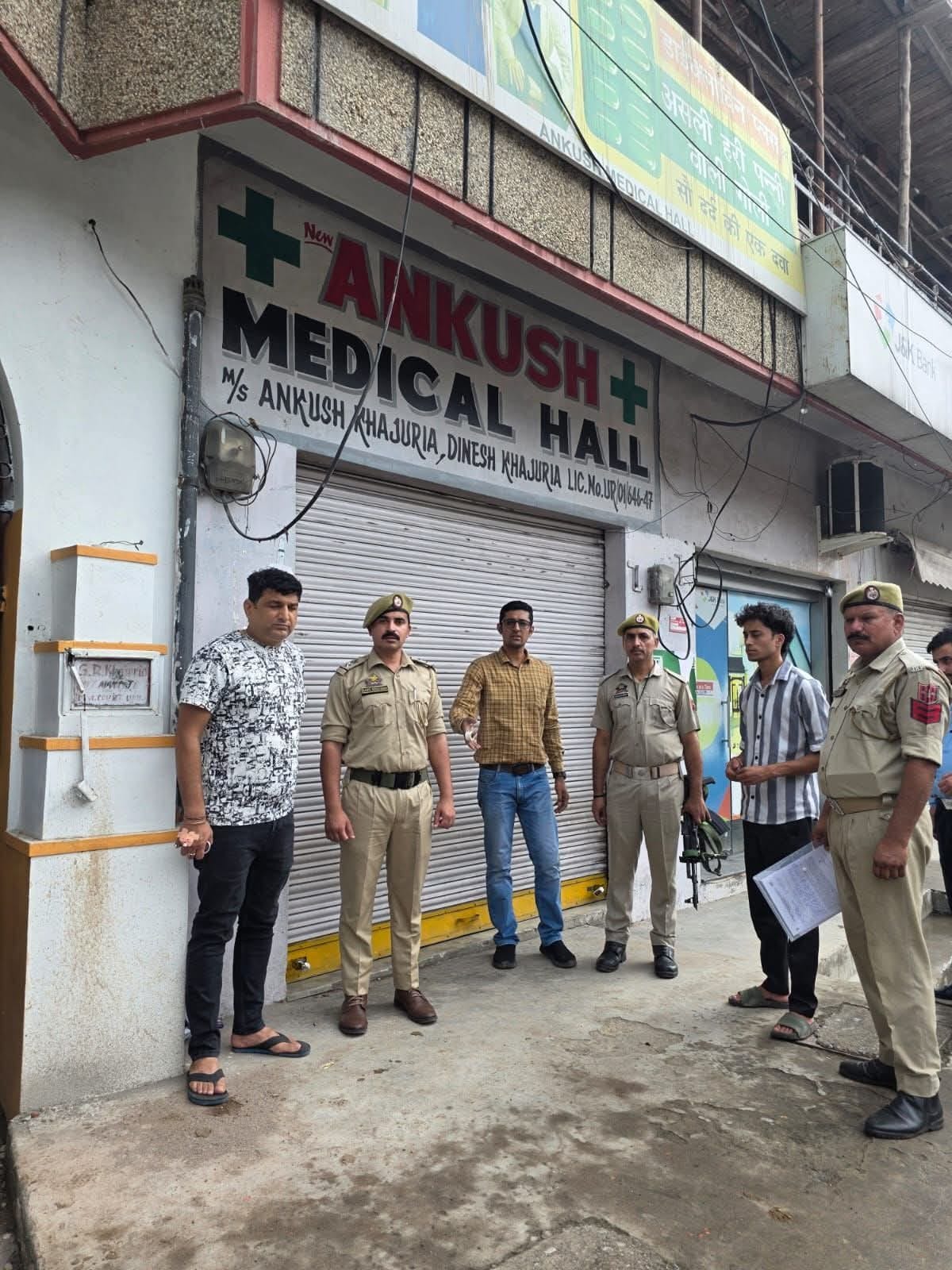 उधमपुर पुलिस ने गढ़ी में अंकुश मेडिकल शॉप को सील कर दिया उधमपुर पुलिस ने गढ़ी में अंकुश मेडिकल शॉप को सील कर दिया