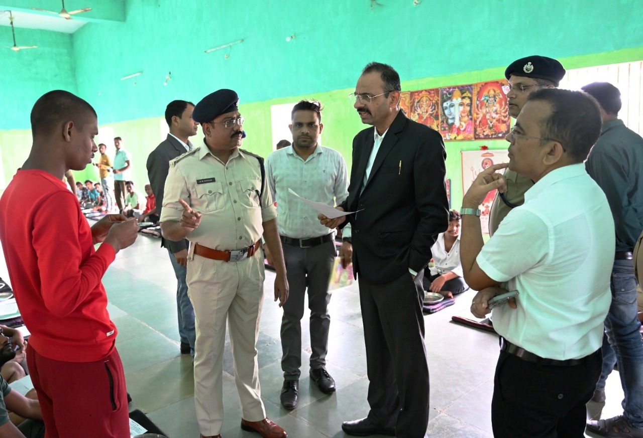 जांजगीर-चांपा : प्रधान जिला न्यायाधीश, कलेक्टर व पुलिस अधीक्षक ने किया जिला जेल का औचक निरीक्षण जांजगीर-चांपा : प्रधान जिला न्यायाधीश, कलेक्टर व पुलिस अधीक्षक ने किया जिला जेल का औचक निरीक्षण