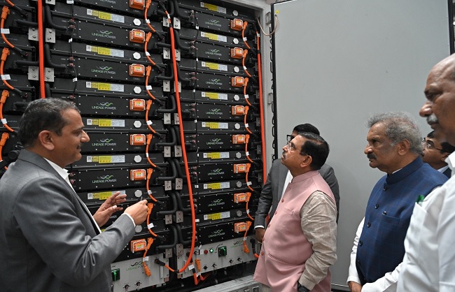 बीईएसएस की निर्माण सुविधाओं में से एक के उद्घाटन अवसर पर प्रह्लाद जोशी बीईएसएस की निर्माण सुविधाओं में से एक के उद्घाटन अवसर पर प्रह्लाद जोशी