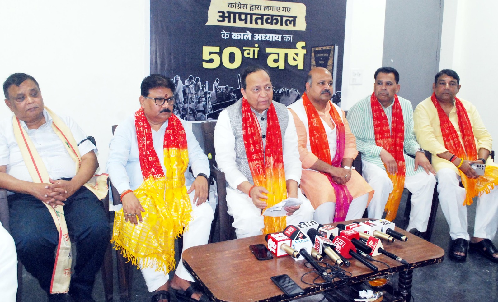 मीडिया से वार्ता करते अरुण सिंह