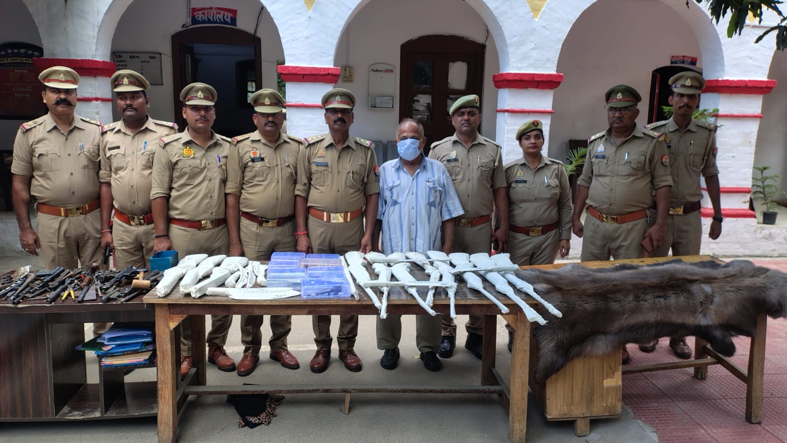 अवैध हथियारों के साथ  पकड़ा गया अभियुक्त