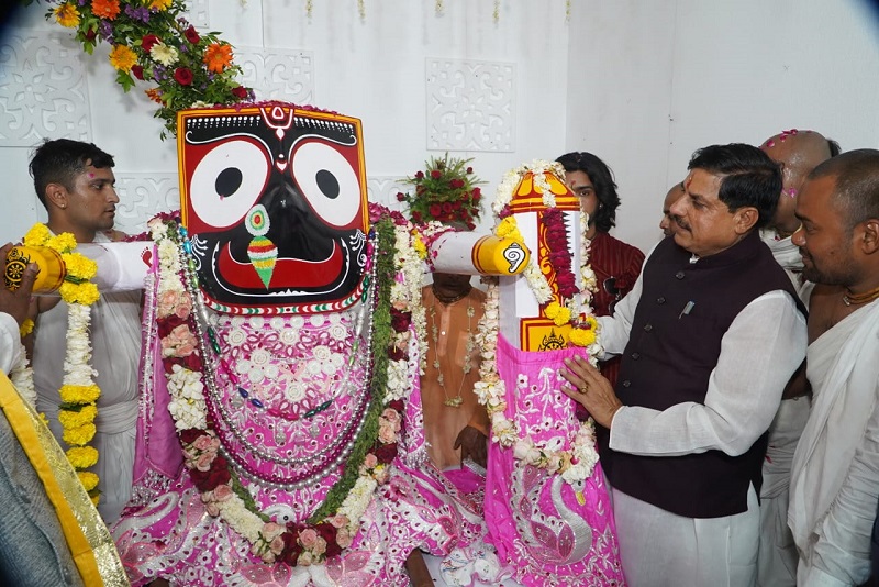 उज्जैनः भगवान जगन्नाथ की रथ यात्रा में शामिल हुए मुख्यमंत्री उज्जैनः भगवान जगन्नाथ की रथ यात्रा में शामिल हुए मुख्यमंत्री