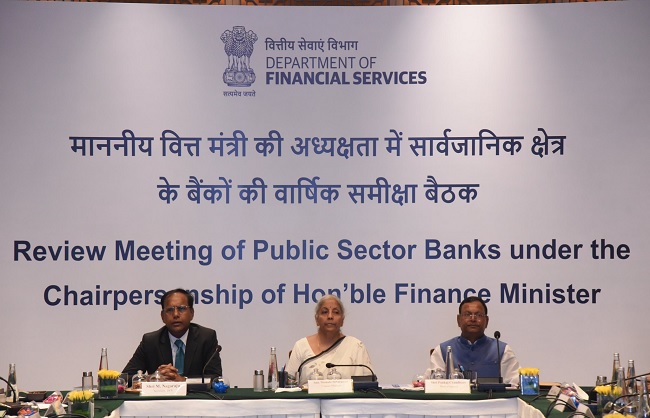 सार्वजनिक क्षेत्र के बैंक प्रमुखों के साथ समीक्षा बैठक में वित्त मंत्री सार्वजनिक क्षेत्र के बैंक प्रमुखों के साथ समीक्षा बैठक में वित्त मंत्री