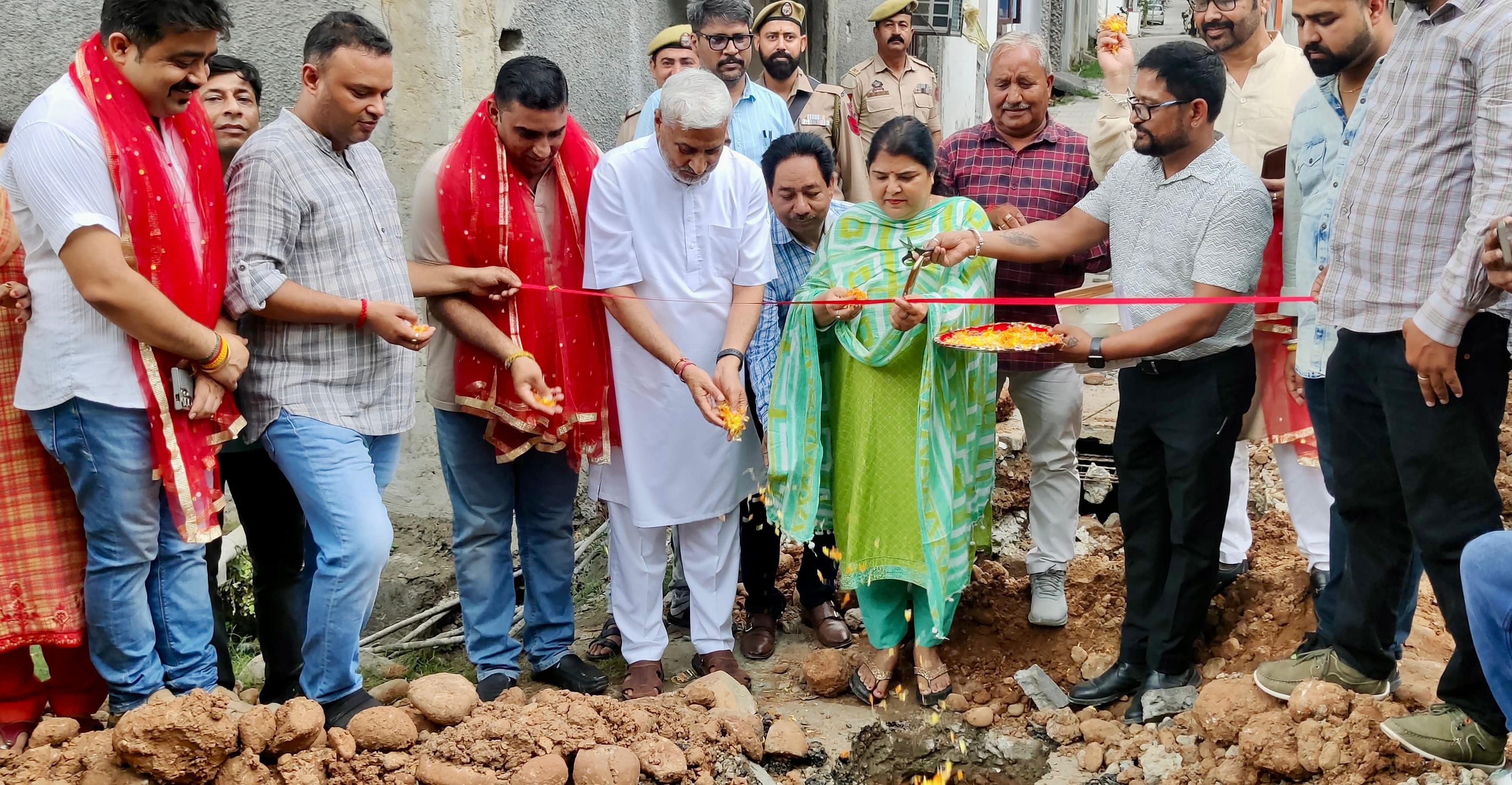 विधायक शाम लाल शर्मा ने जम्मू उत्तर में नागरिक स्वच्छता को मजबूत करने के लिए 3.78 करोड़ की सीवरेज परियोजनाओं की शुरुआत की विधायक शाम लाल शर्मा ने जम्मू उत्तर में नागरिक स्वच्छता को मजबूत करने के लिए 3.78 करोड़ की सीवरेज परियोजनाओं की शुरुआत की