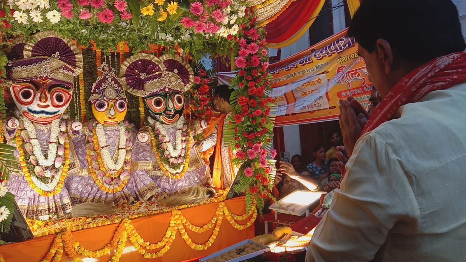 भगवान जगन्नाथ जी की शोभायात्रा में आरती पूजा करते हुए समिति के अध्यक्ष भगवान जगन्नाथ जी की शोभायात्रा में आरती पूजा करते हुए समिति के अध्यक्ष